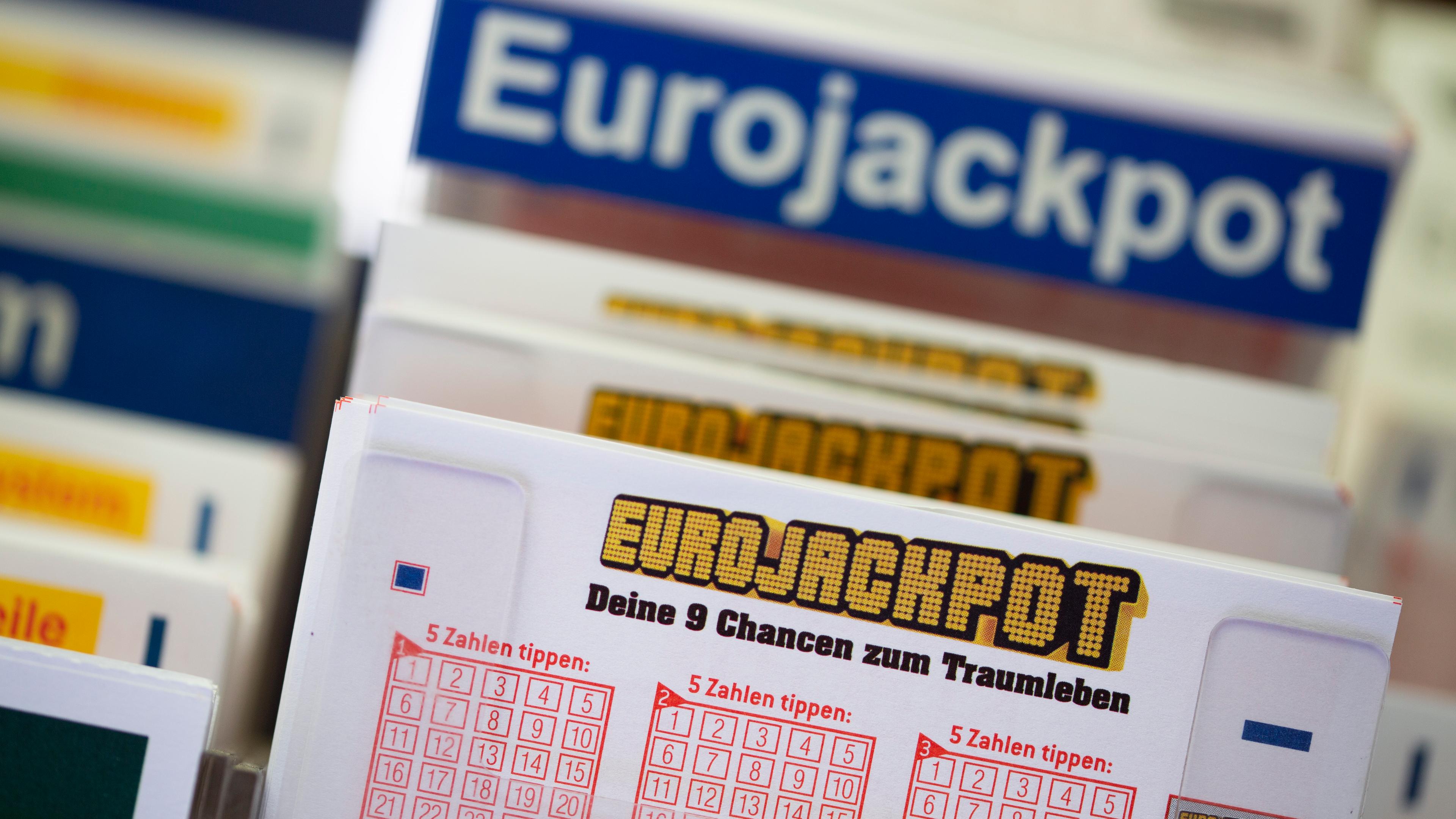 Lottoscheine mit der Aufschrift "Euro Jackpot" liegen in einer Lotto-Annahmestelle in NRW (Archivbild).