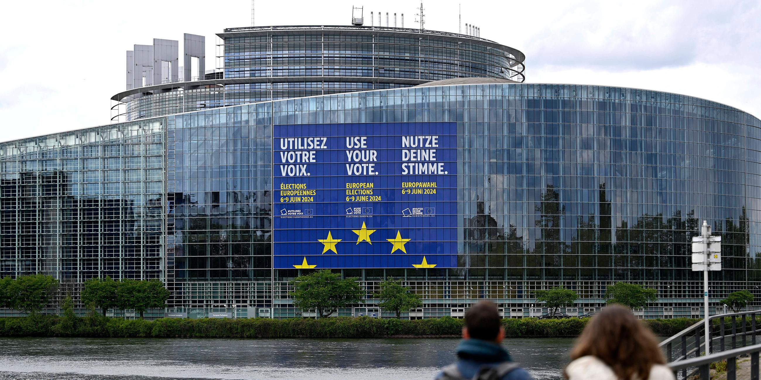 Riesige Transparente werben am Europäischen Parlament für die Europawahlen