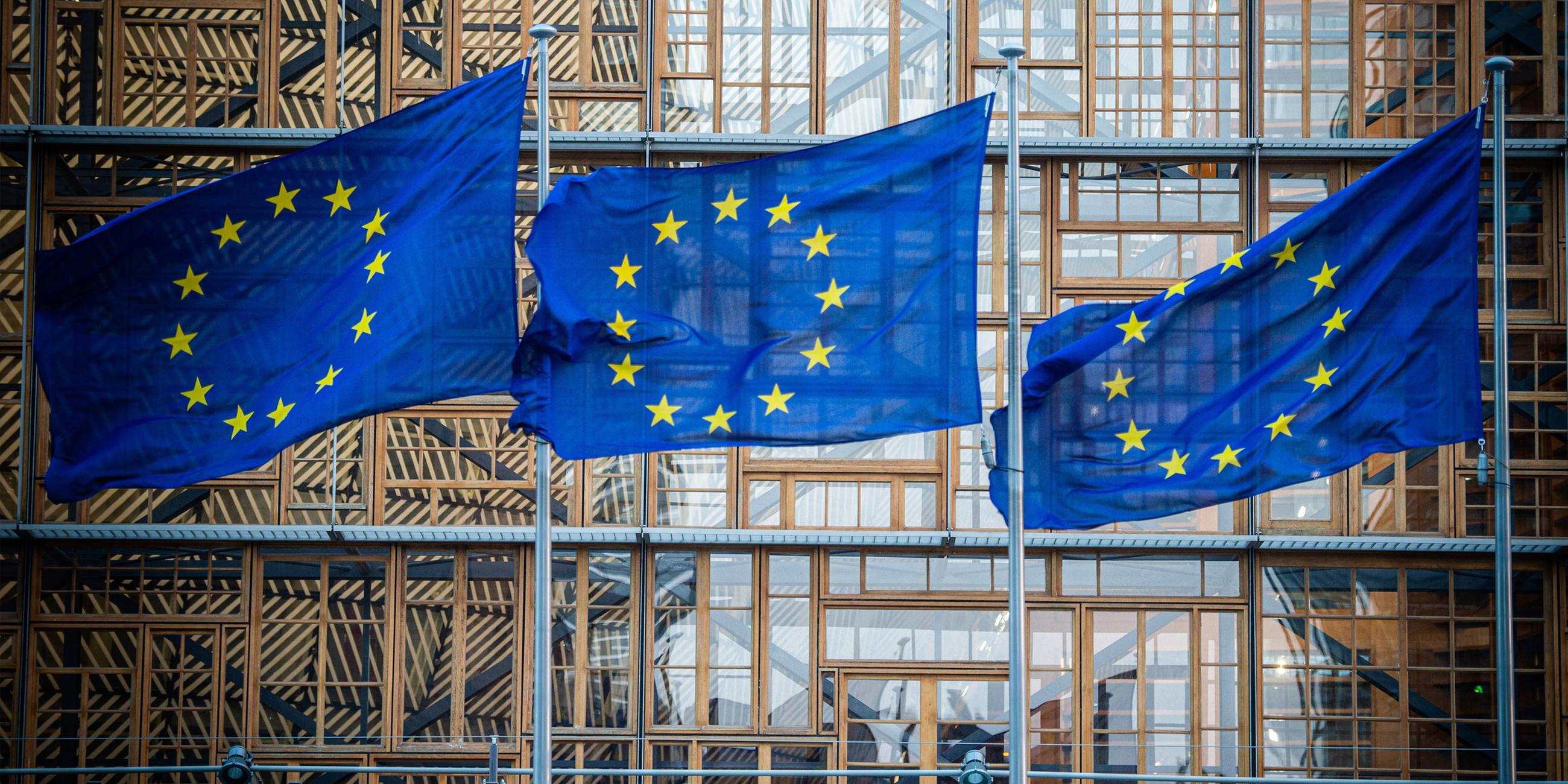 Flaggen der Europäischen Union wehen im Wind vor dem Europa-Gebäude in Brüssel. 