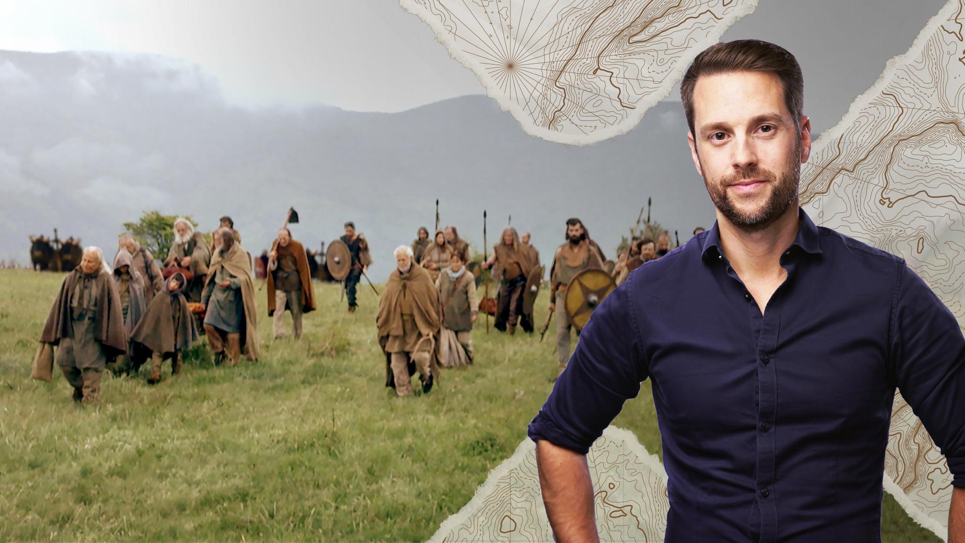 Spielszene: Drei Krieger mit Stahlhelm gehen durch einen Torbogen.