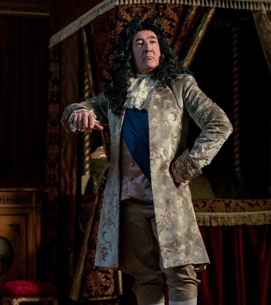 Spielszene: König Ludwig XIV. (Stoyan Pepelanov) steht vor seinem königlichen Bett.