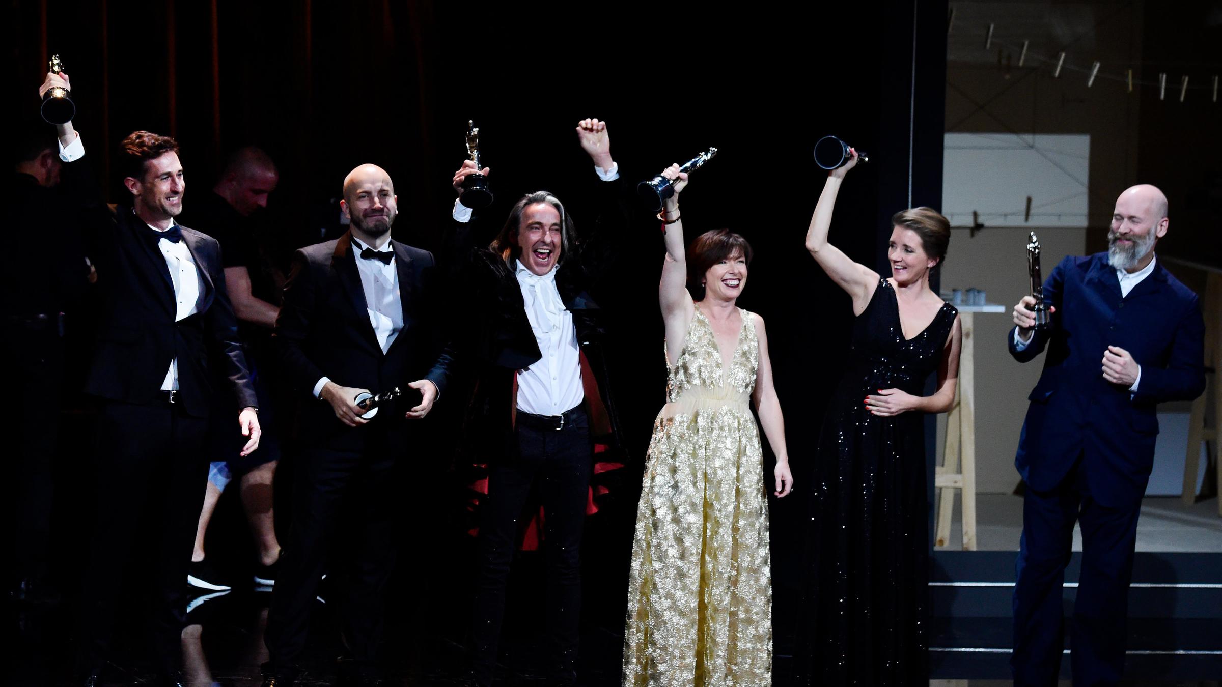 Das Filmteam freut sich über die Auszeichnung als  bester Film des Jahres beim Europäischen Filmpreis.