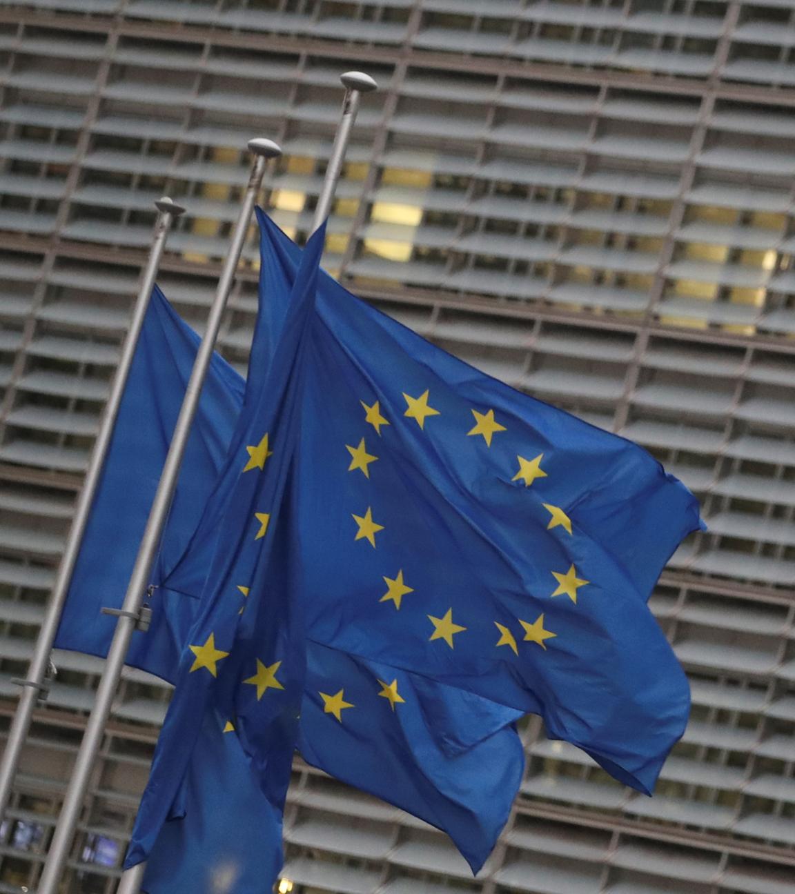 Europäische Flaggen wehen vor dem Gebäude der Europäischen Kommission.