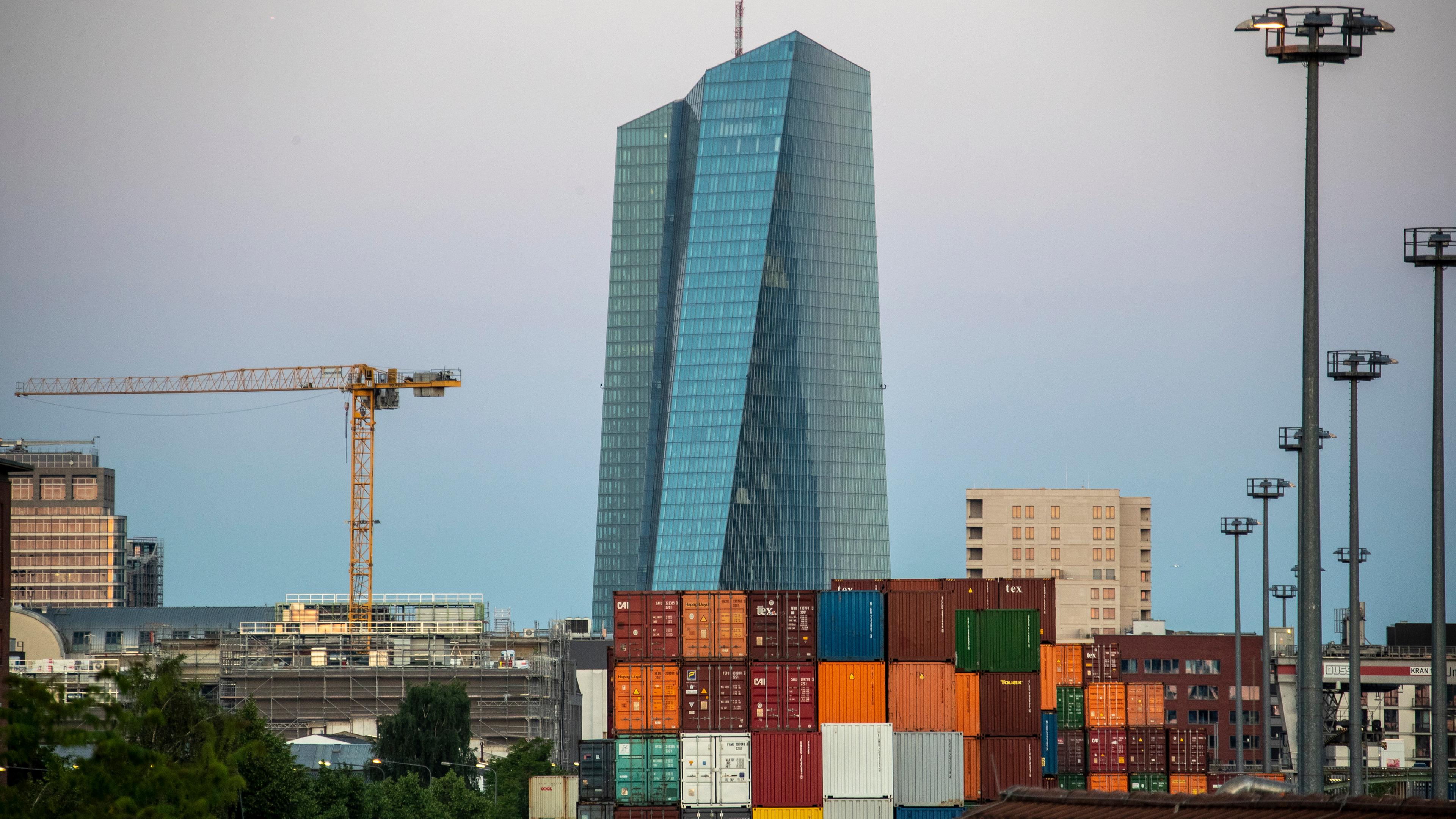 Die Zentrale der Europäischen Zentralbank (EZB) am frühen Morgen. 