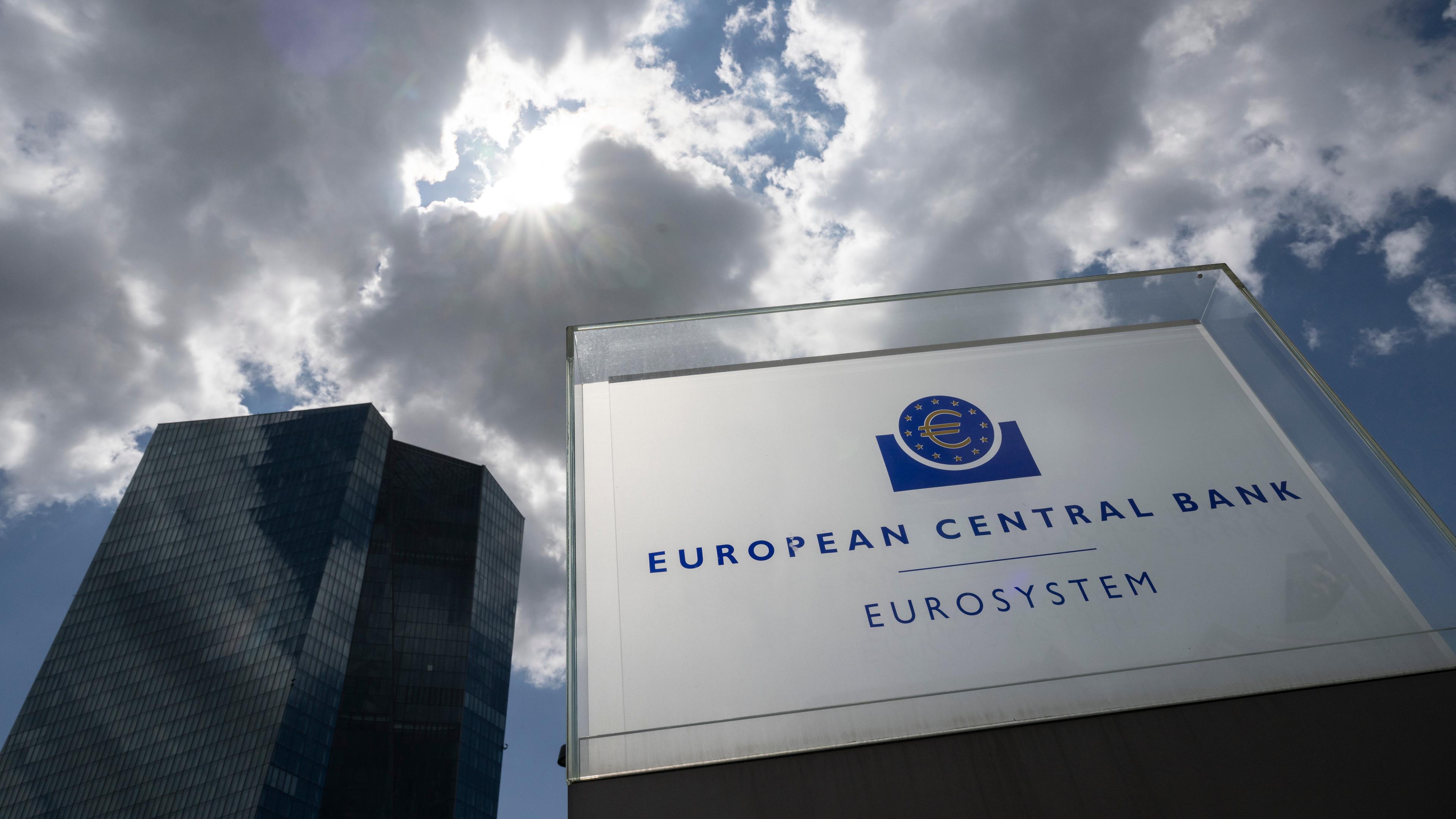 Hessen, Frankfurt/Main: Die Zentrale der Europäischen Zentralbank (EZB). Die EZB hatte angekündigt, die Leitzinsen im Euroraum wieder anzuheben.