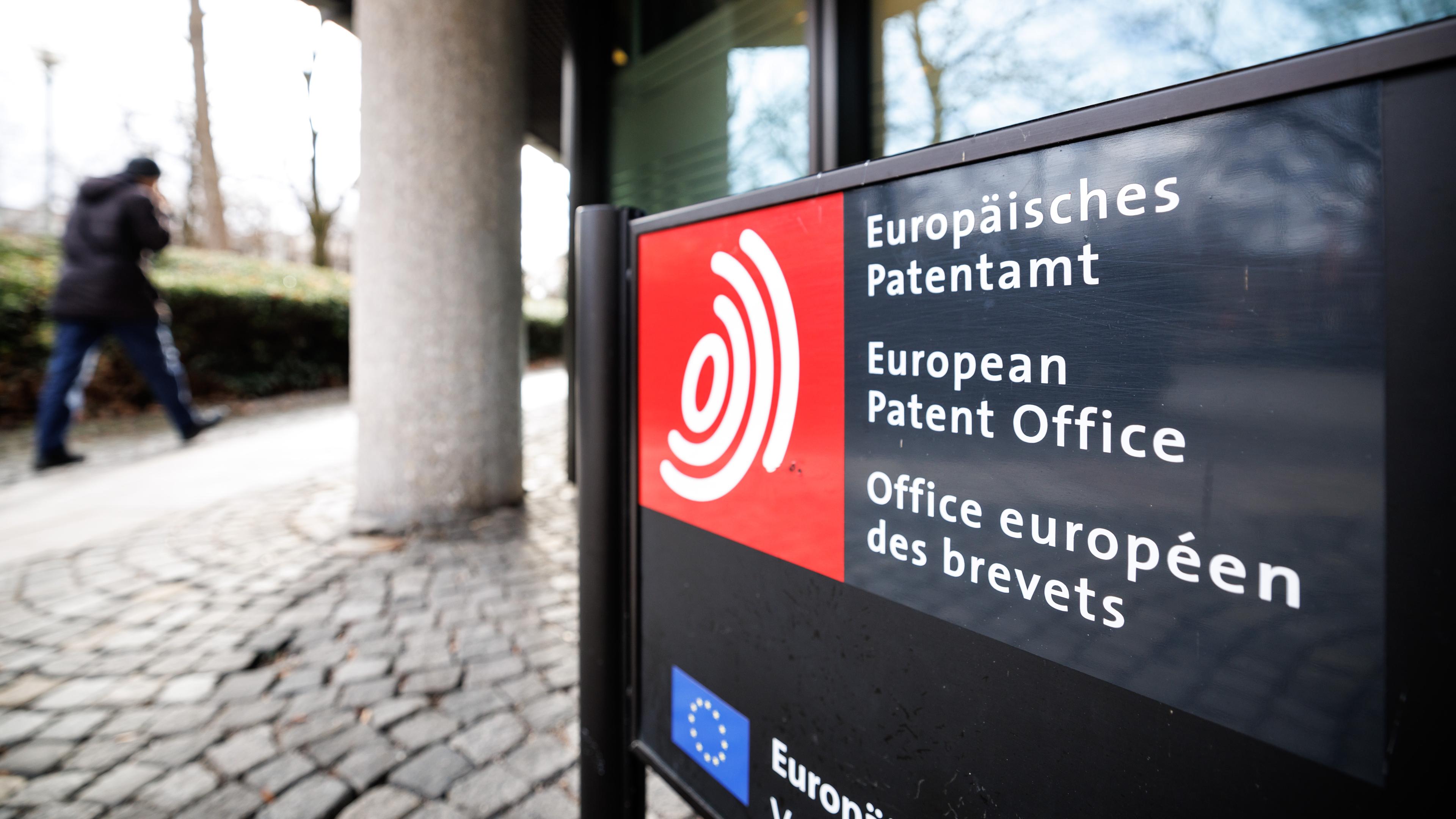 Ein Schild am Eingang des Europäischen Patentamts trägt die Aufschrift "Europäisches Patentamt" auf Deutsch, Englisch und Französisch.