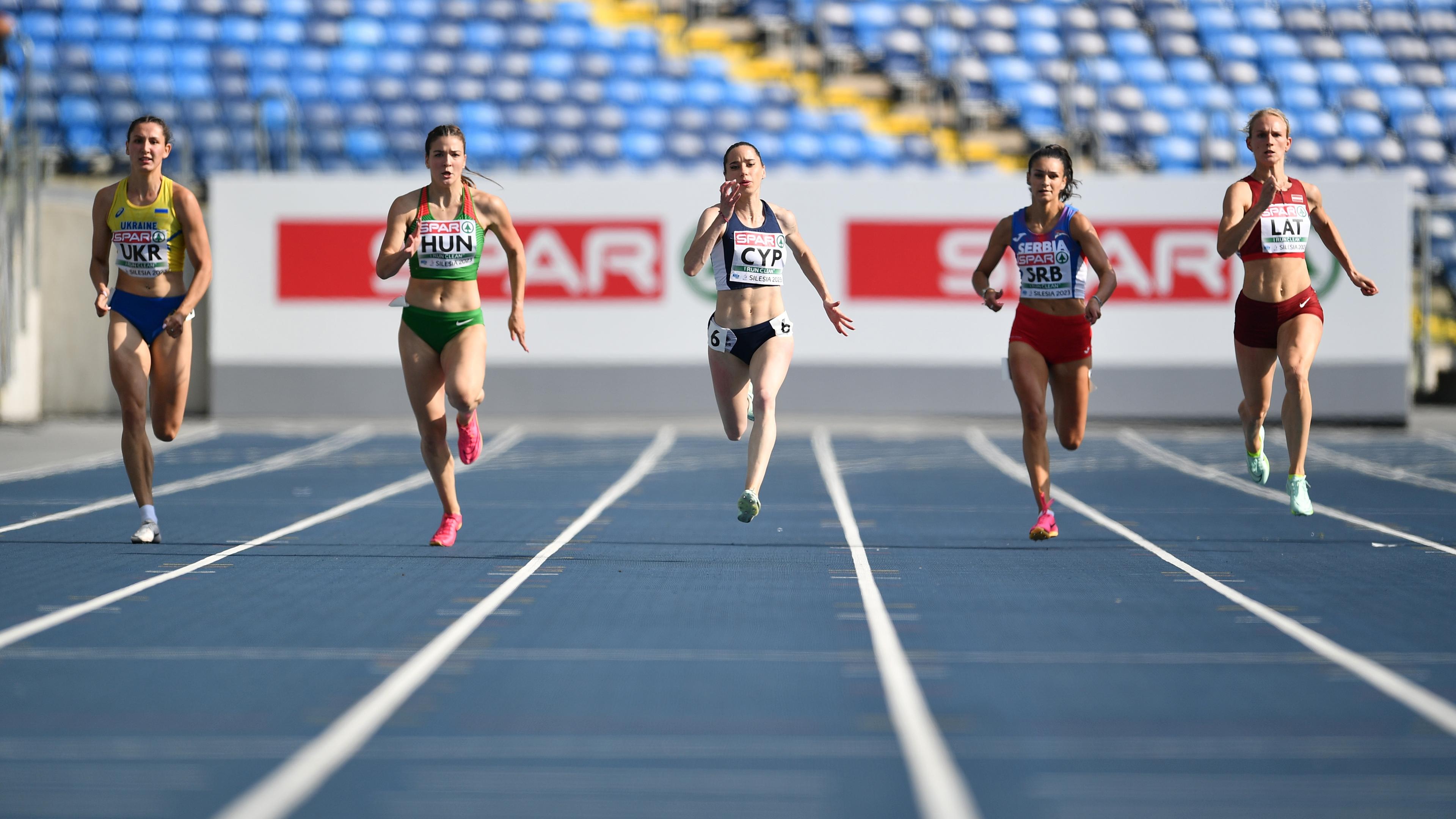 Olivia Fotopoulou (m) aus Zypern tritt im 200-m-Lauf der Frauen während der Leichtathletik-Team-Europameisterschaft in Chorzow, Polen