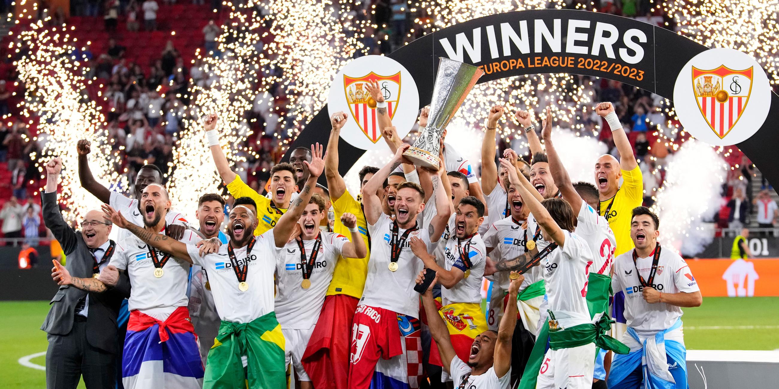 Sevillas Mannschaftskapitän Ivan Rakitic hält mit der Mannschaft den Pokal nach dem Sieg hoch. 