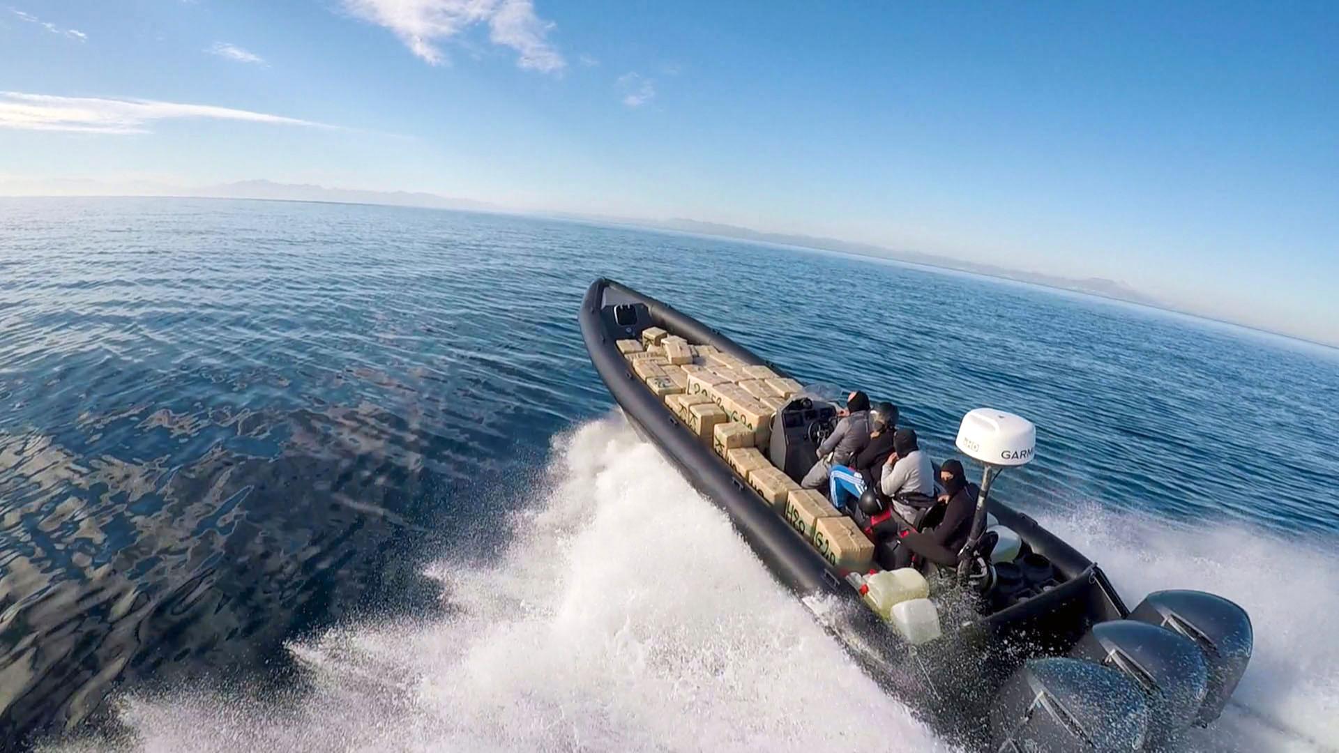 "Europas Drogentor - Spanien im Kampf gegen Schmuggler": Vier vermummte Personen auf einem kleinen Schnellboot voller Drogenpakete auf dem Meer.