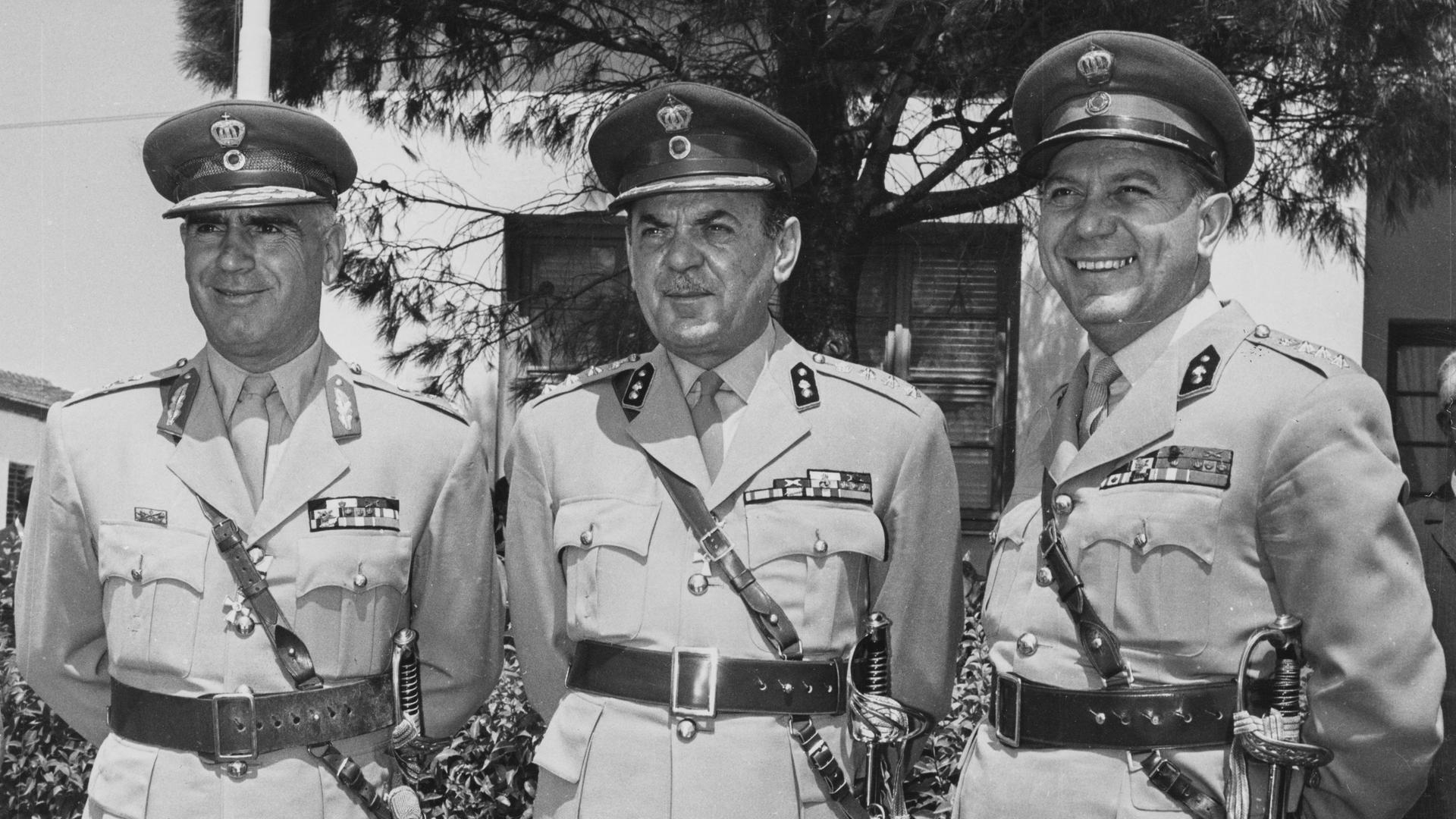 Schwarz-Weiß-Bild. Premierminister Oberst Georgios Papadopoulos, Brigadegeneral Stylianos Pattakos und Oberst Nikolaos Makarezos posieren in Uniform mit freundlichem Gesicht.