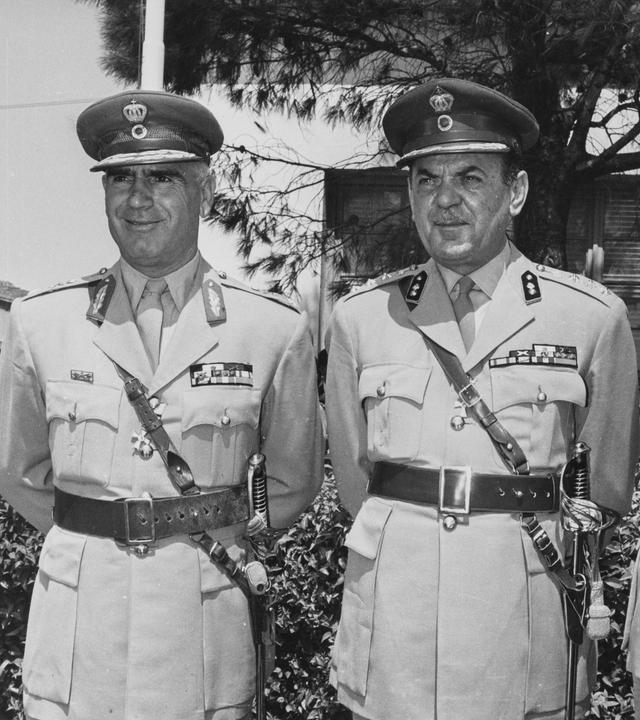 Schwarz-Weiß-Bild. Premierminister Oberst Georgios Papadopoulos, Brigadegeneral Stylianos Pattakos und Oberst Nikolaos Makarezos posieren in Uniform mit freundlichem Gesicht.