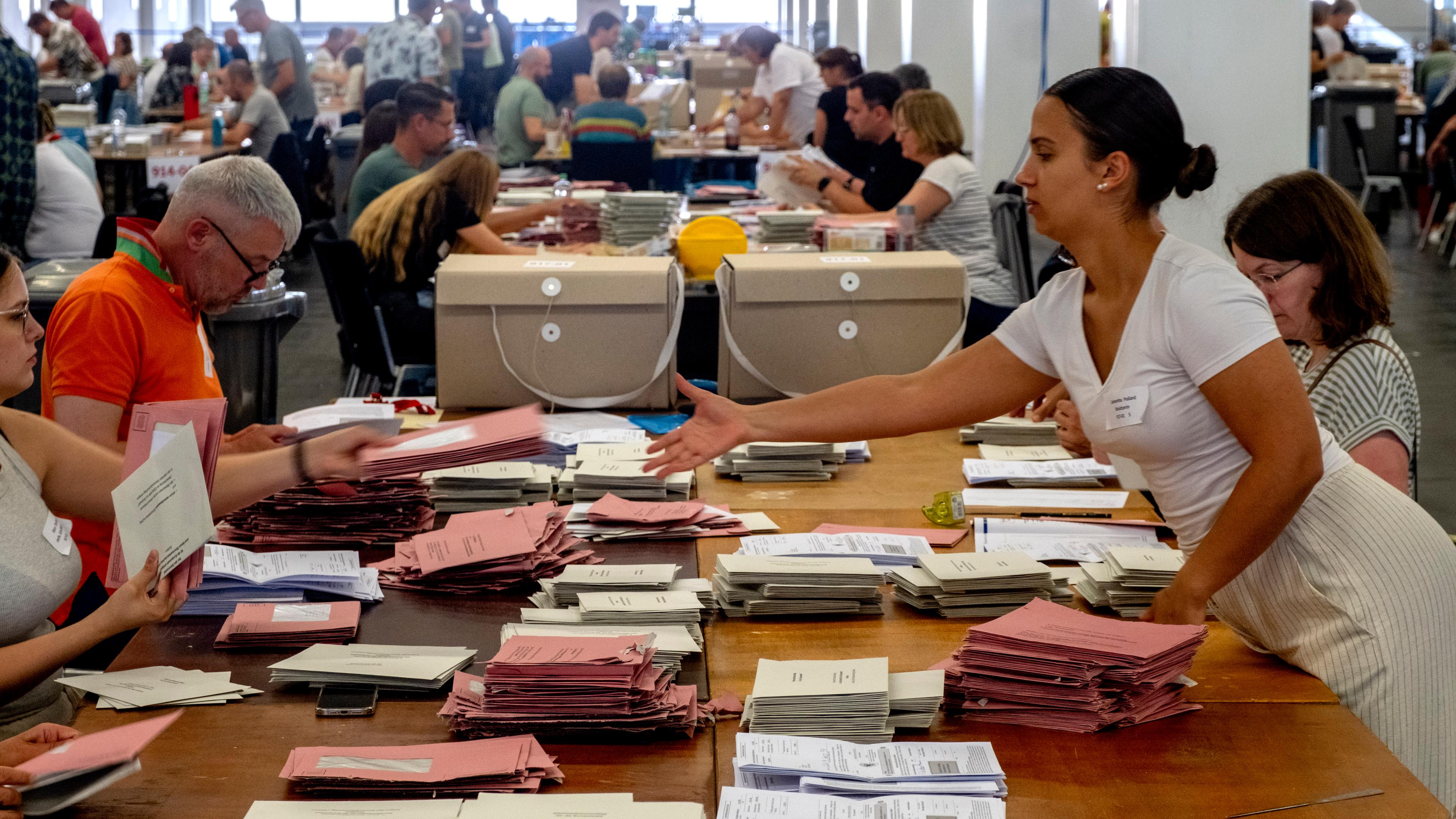 Wahl in einer Halle in Frankfurt