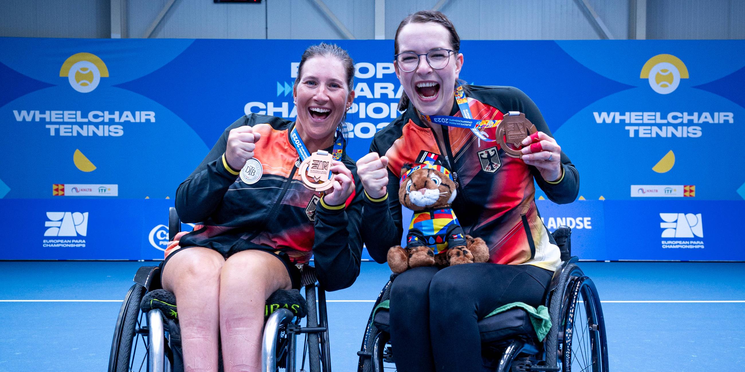 Das Rollstuhltennis-Duo Katharina Krüger und Britta Wend jubelt über Bronze bei den European Para Championships 