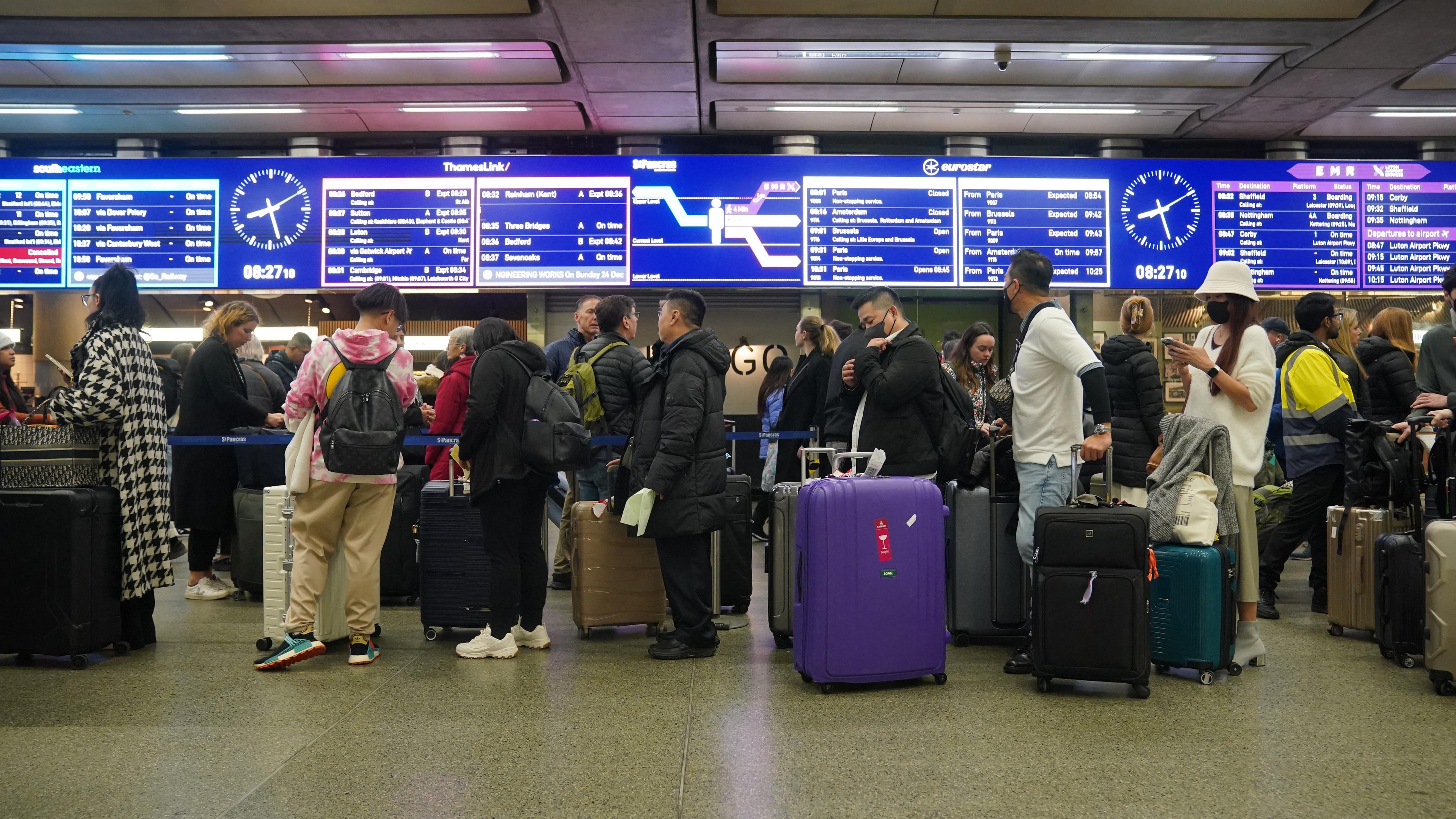 Reisende warten auf brittischer Seite des Eurotunnels