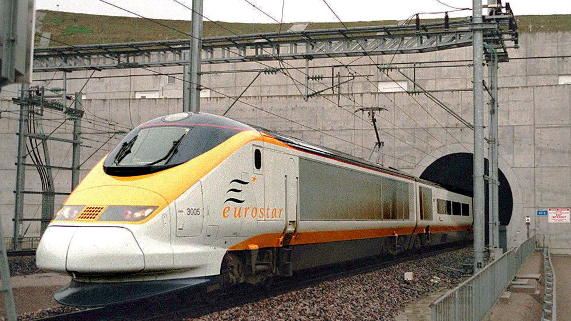 Eurostar-Zug kommt auf seinem Weg nach Paris bei Calais aus der Röhre des Eurotunnels (Archivbild vom 14.11.1994)