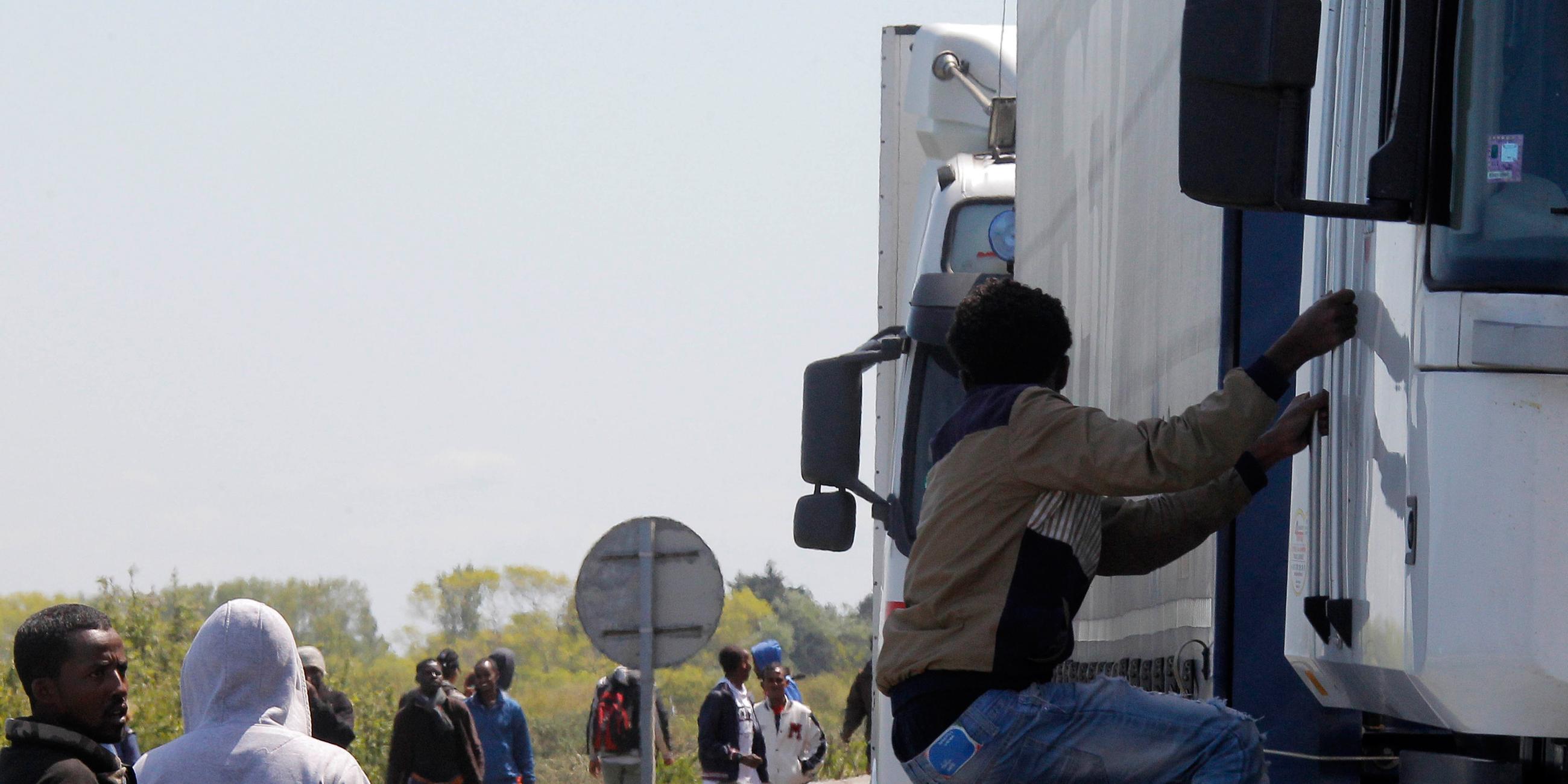 Migrant versucht auf einen LKW  nach England zu springen - Eurotunnel