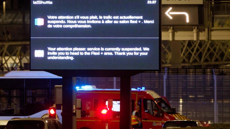 Ein Krankenwagen steht am Eingang des Eurotunnels.