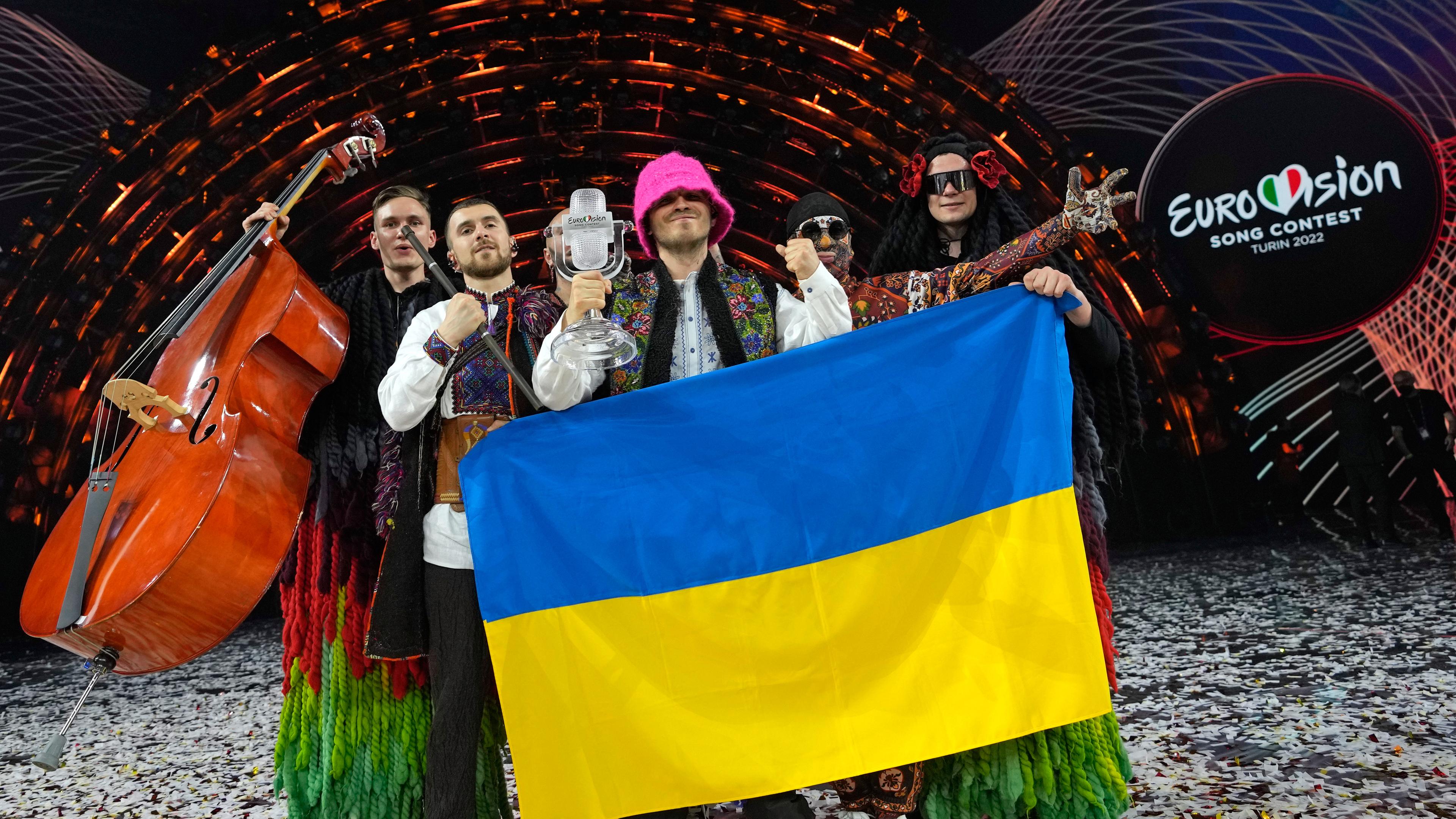 Italien, Turin: Die Gruppe Kalush Orchestra aus der Ukraine jubelt über den Sieg des Eurovision Song Contest (ESC). Archivbild