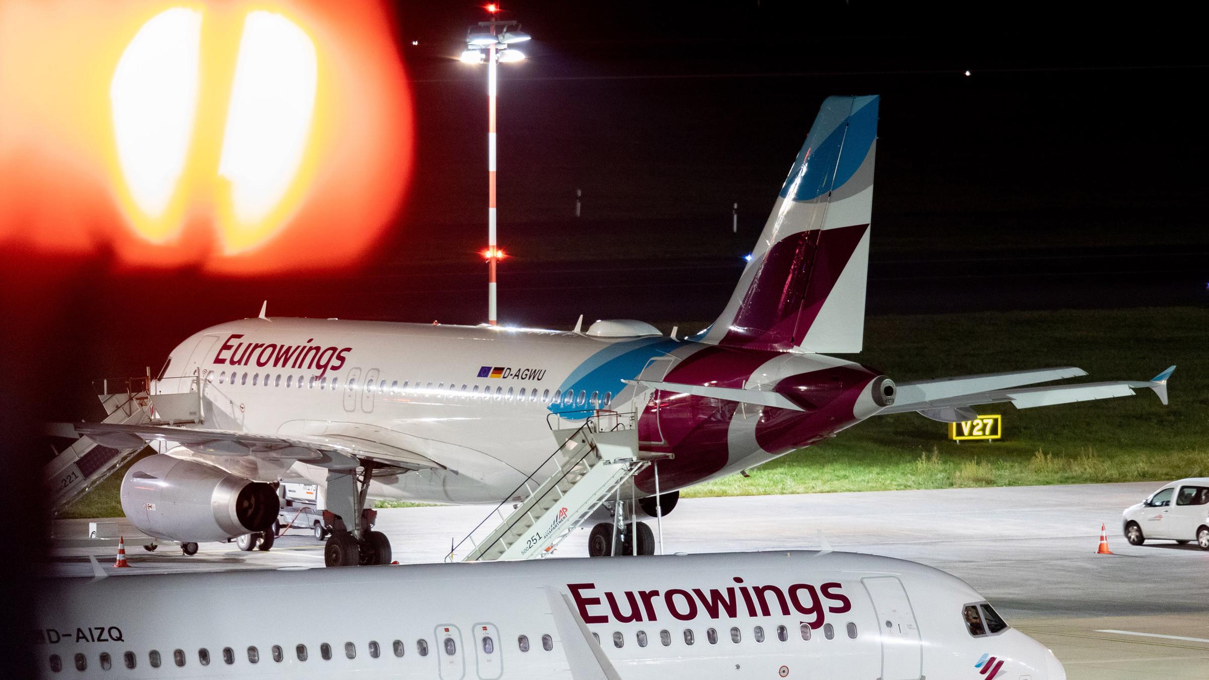 Zwei Maschinen der Fluggesellschaft Eurowings stehen am 30.12.2019 auf dem vorfeld am Flughafen Düsseldorf