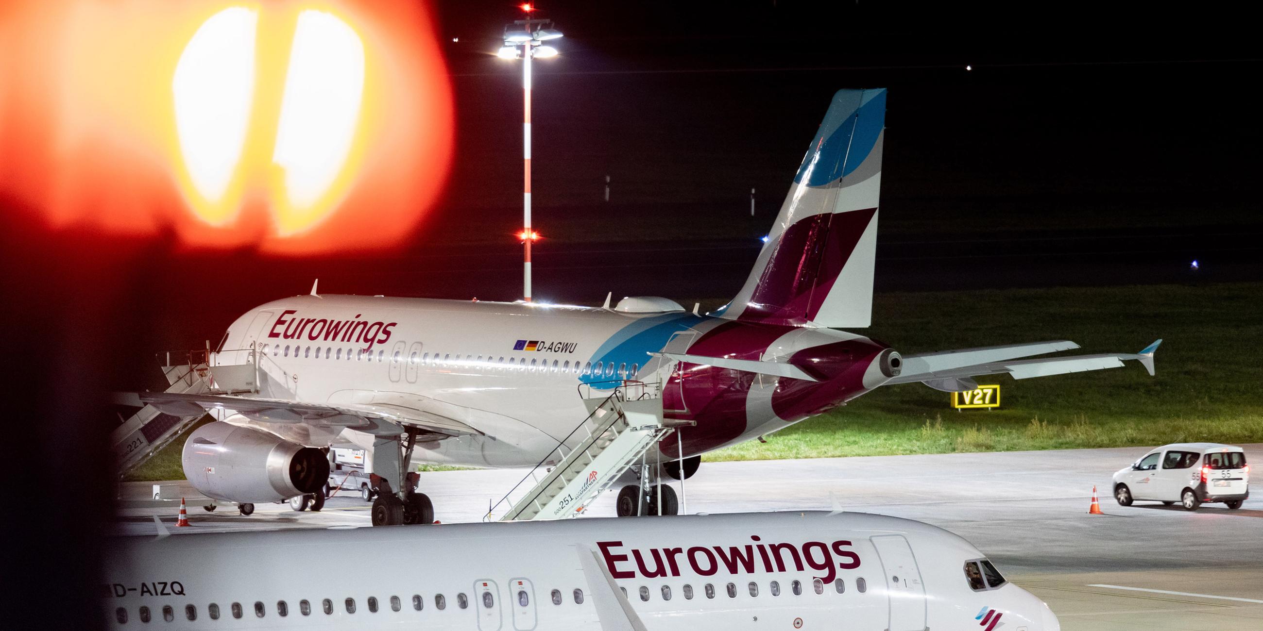 Zwei Maschinen der Fluggesellschaft Eurowings stehen am 30.12.2019 auf dem vorfeld am Flughafen Düsseldorf