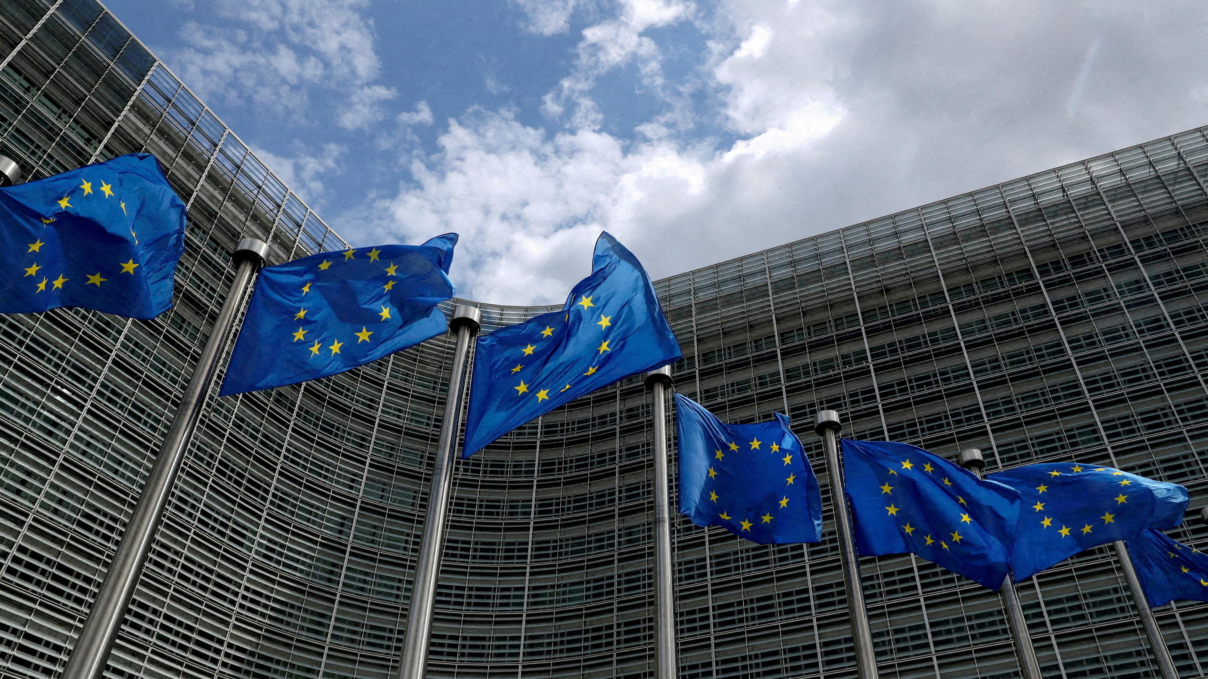 EU-Flaggen vor der Europäischen Kommission in Brüssel am 20.07.2023