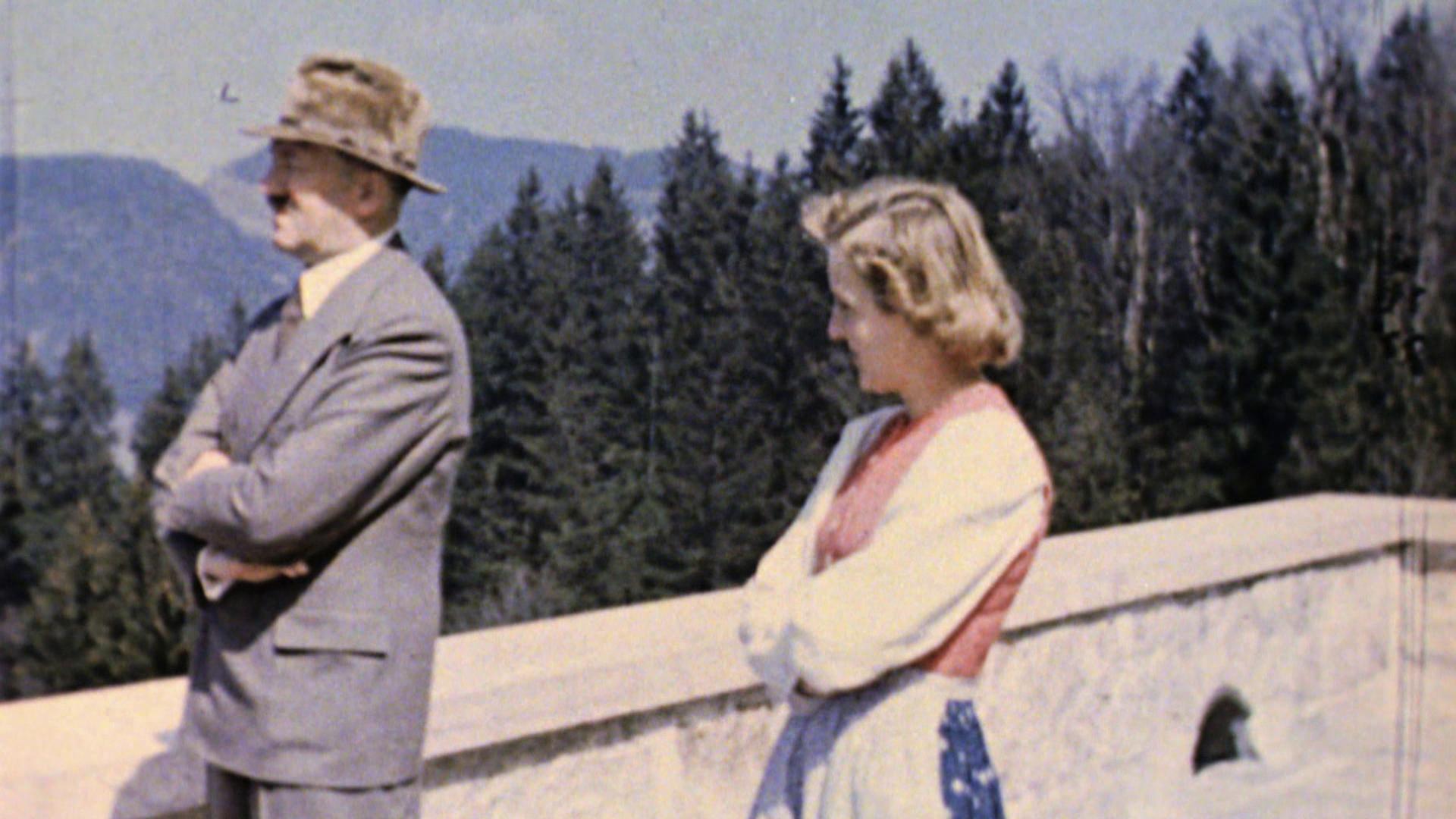 Adolf Hitler und Eva Braun auf dem Balkon des Berghofes, dem Landhaus Adolf Hitlers.
