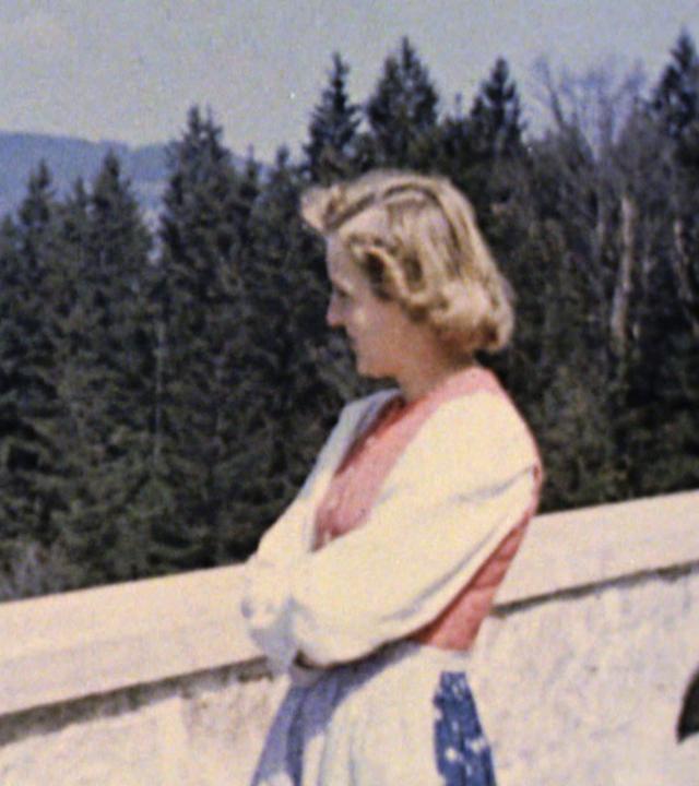 Adolf Hitler und Eva Braun auf dem Balkon des Berghofes, dem Landhaus Adolf Hitlers.