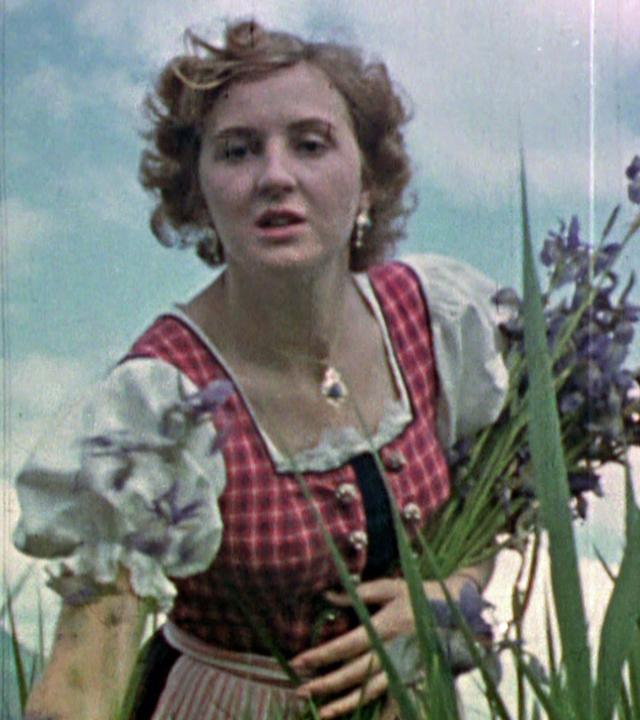 Privataufnahme von Eva Braun beim Blumenpflücken.