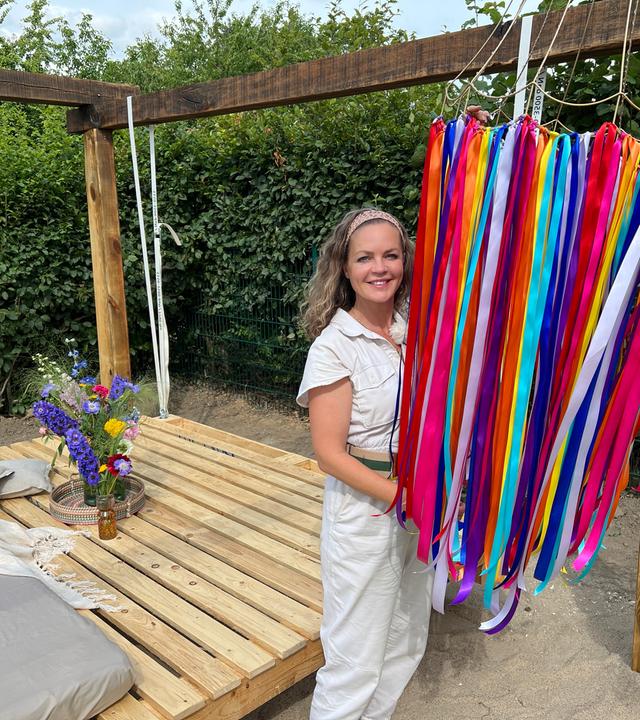 Eva Brenner im Festivalgarten