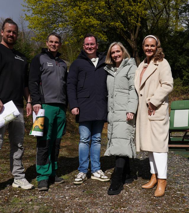 Eva Brenner mit Familie Faust und den Gartenprofis