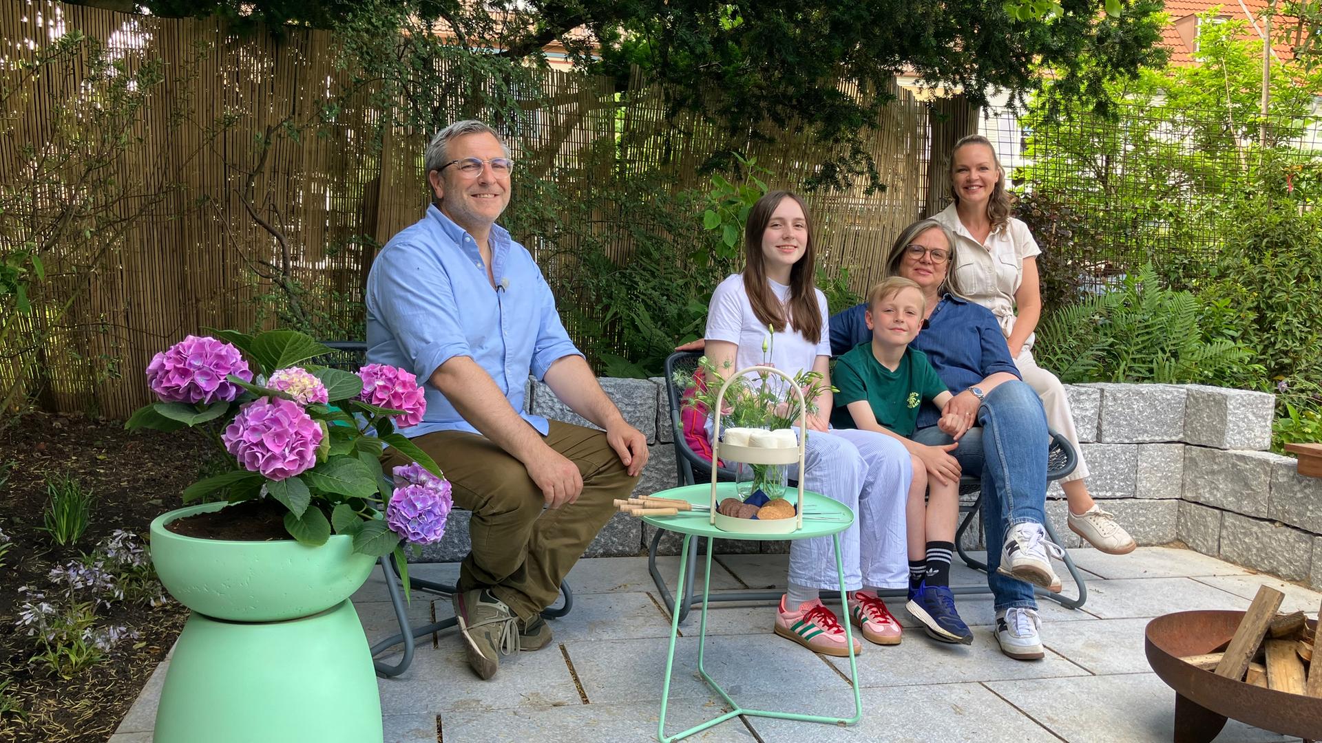 Moderatorin Eva Brenner mit Familie Huber