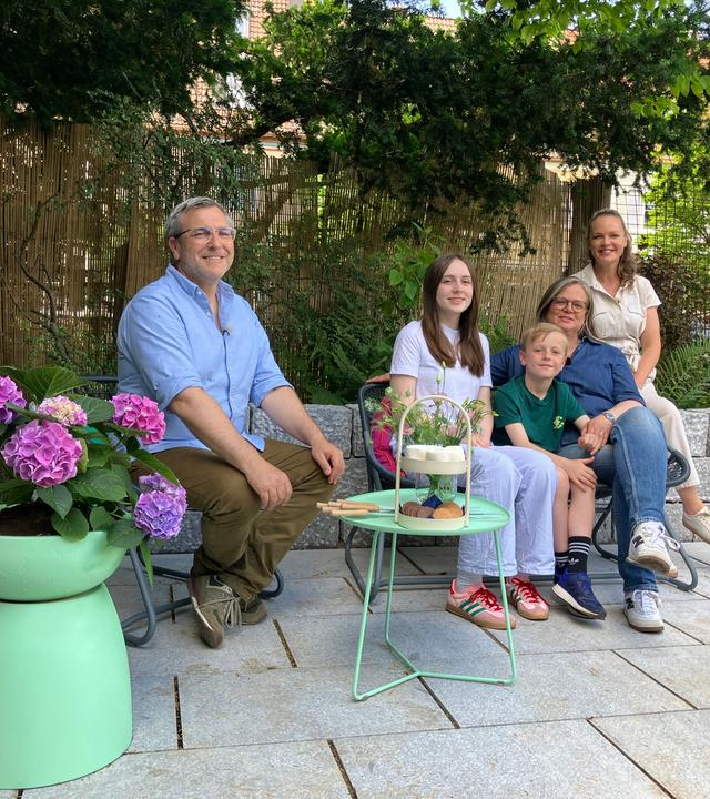 Moderatorin Eva Brenner mit Familie Huber