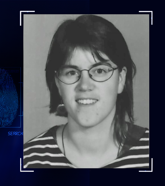 Portraitfoto von Eva Götz (sw). Dunkelhaarige Frau mit Brille, ca. 20 Jahre alt, lächelt. Sie trägt ein quergestreiftes Oberteil (erkennbar im Anschnitt). Links daneben: Lichtschematische Darstellung eines Fingerabdrucks.