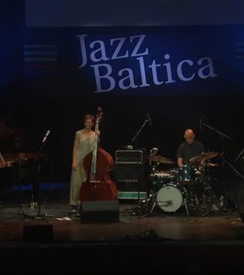 Eva Kruse und Band auf der blau ausgeleuchteten JazzBaltica-Bühne in Timmendorf.