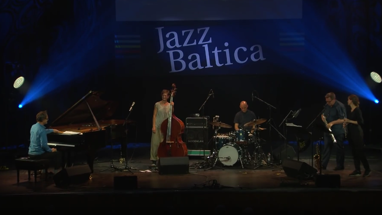 Eva Kruse und Band auf der blau ausgeleuchteten JazzBaltica-Bühne in Timmendorf.