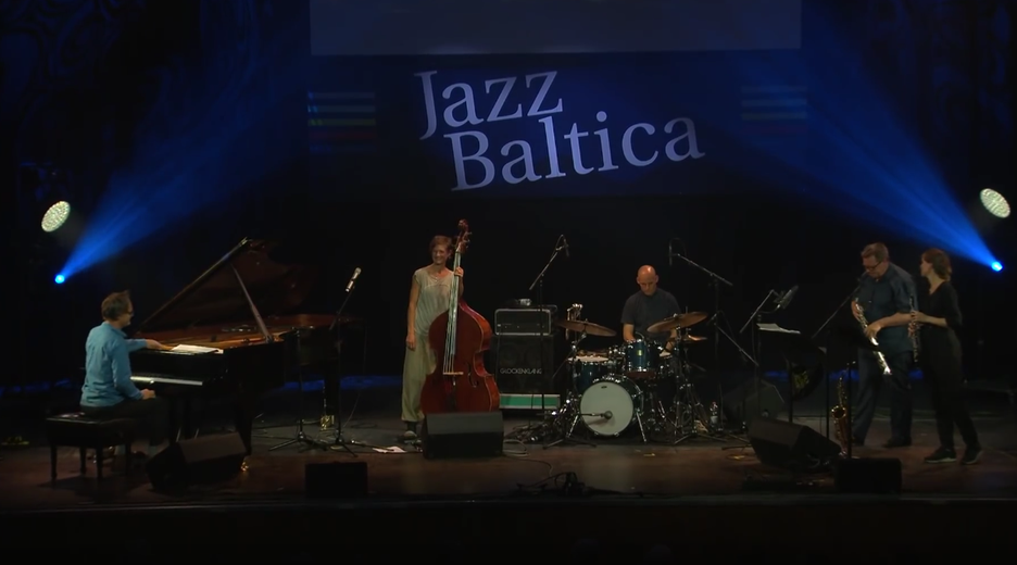 Eva Kruse und Band auf der blau ausgeleuchteten JazzBaltica-Bühne in Timmendorf.