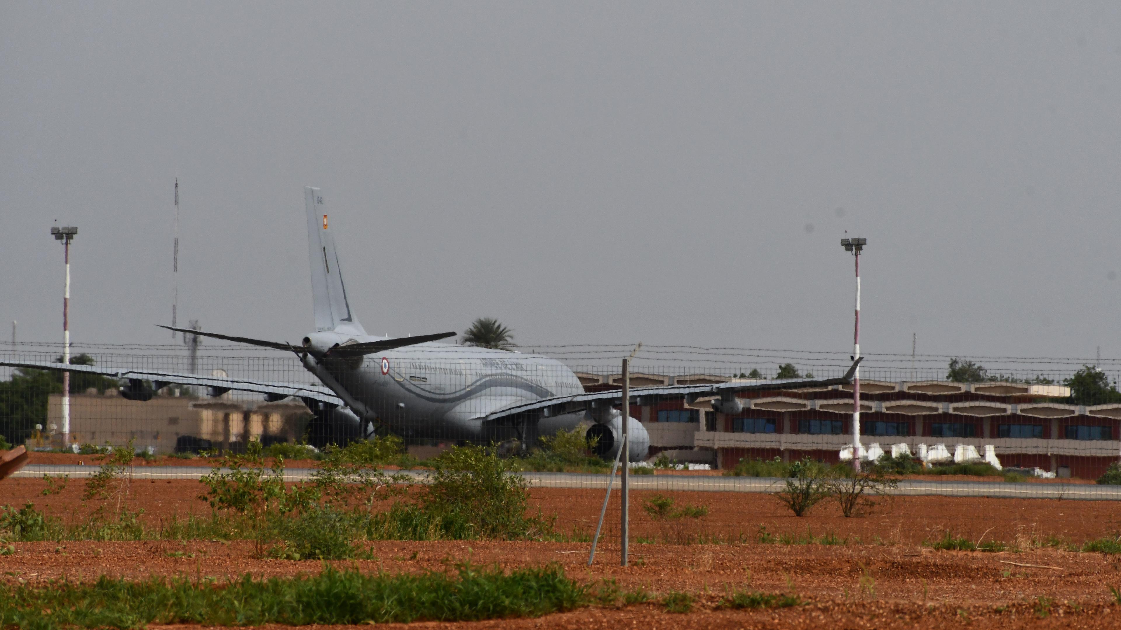 Ein französicher Airbus der französischen Luftwaffe steht auf dem internationalen Flughafen von Niamey.