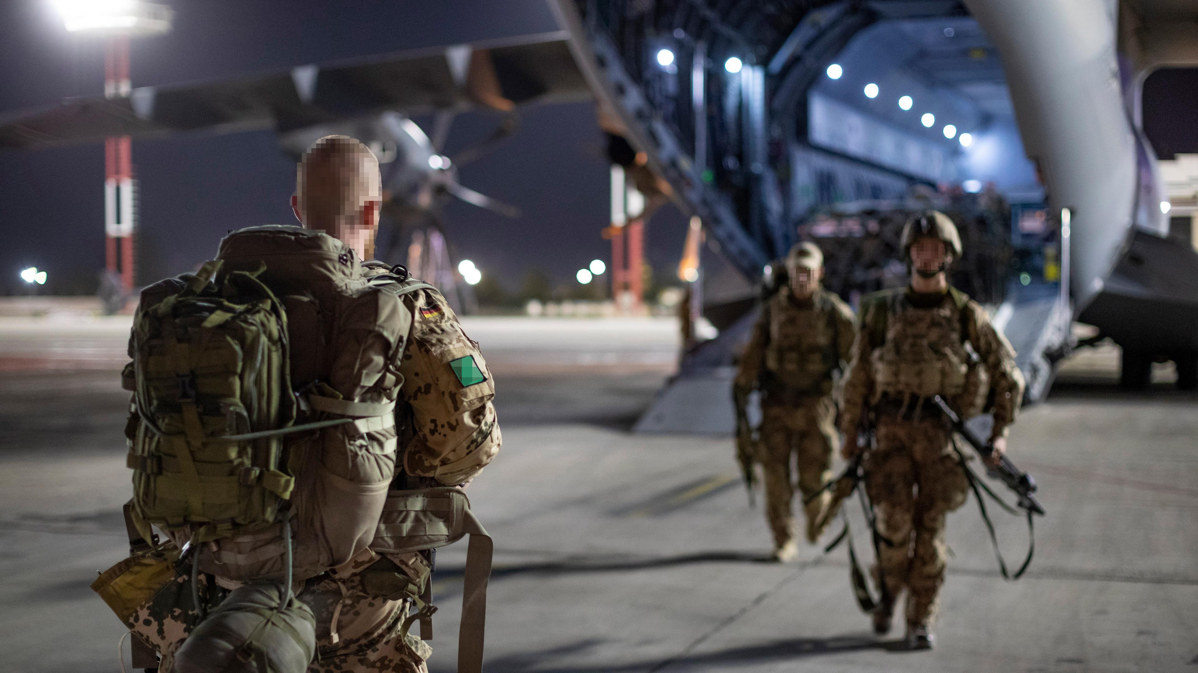 Fallschirmjäger steigen aus einem Airbus der Bundeswehr; Taschkent, Usbekistan; 26.08.2021