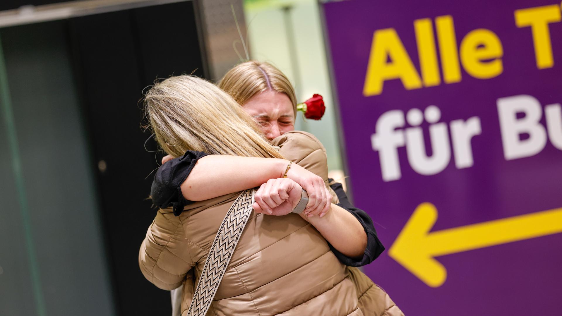Eine Mutter umarmt ihre Tochter Lisa, die mit der Passagiermaschine der Fluggesellschaft Eurowings aus Riad am Flughafen Köln Bonn gelandet ist.