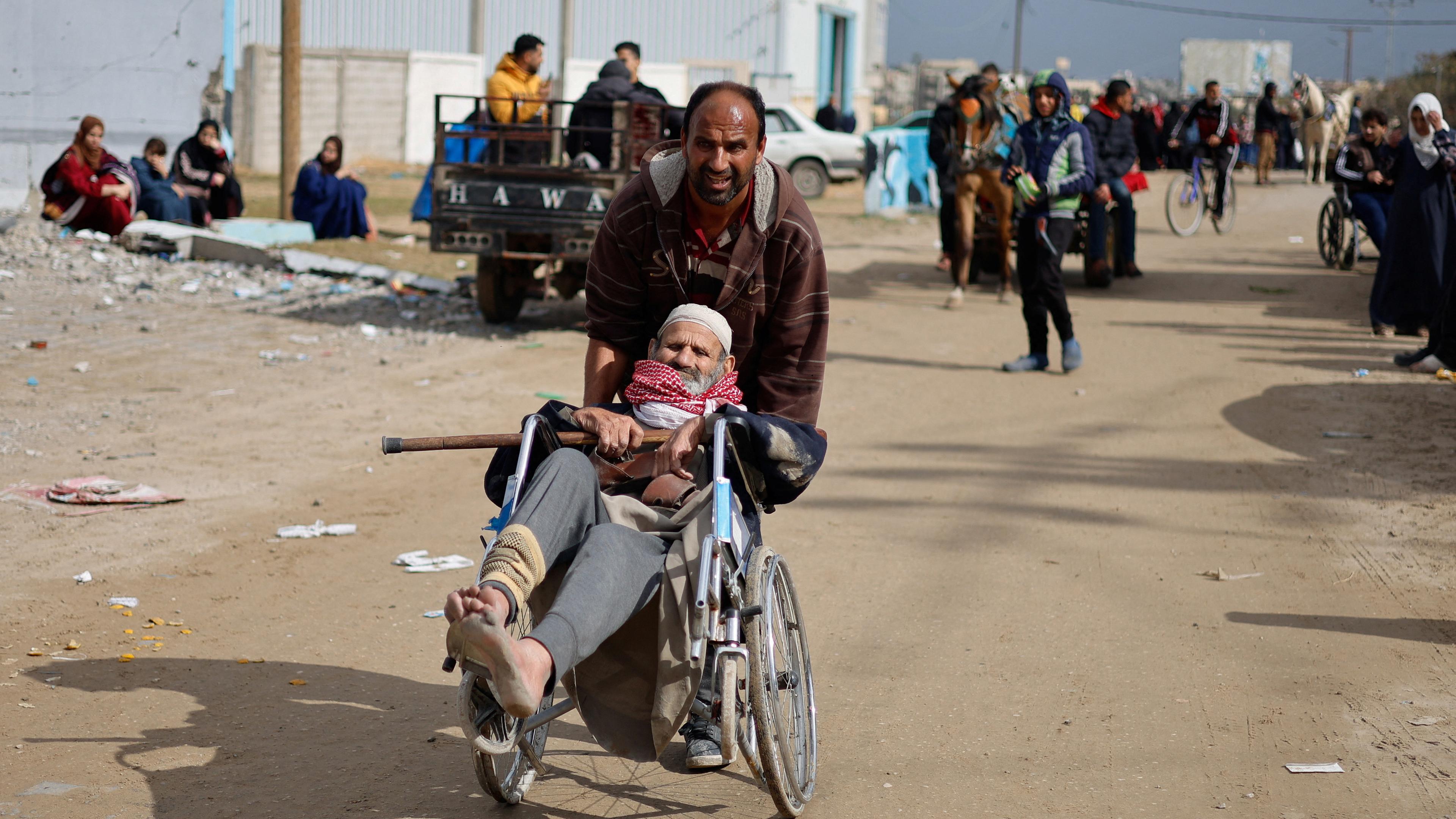 Palästinensische Patienten kommen in Rafah an, nachdem sie aufgrund der israelischen Bodenoperation inmitten des anhaltenden Konflikts zwischen Israel und der Hamas im südlichen Gazastreifen am 15. 02. 2024 aus dem Nasser-Krankenhaus in Khan Younis evakuiert wurden. 