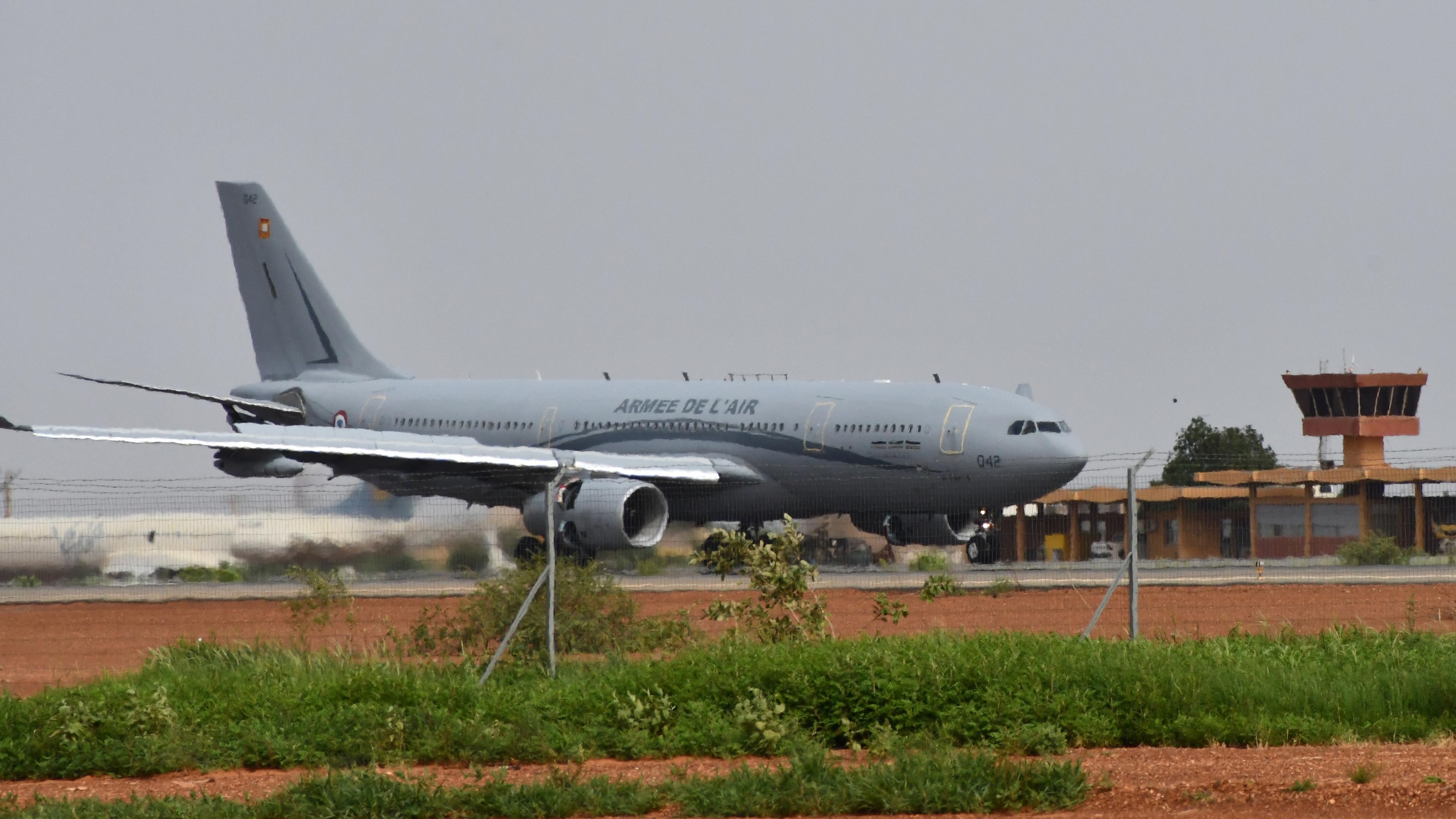 Ein französicher Airbus der französischen Luftwaffe auf dem internationalen Flughafen von Niamey.