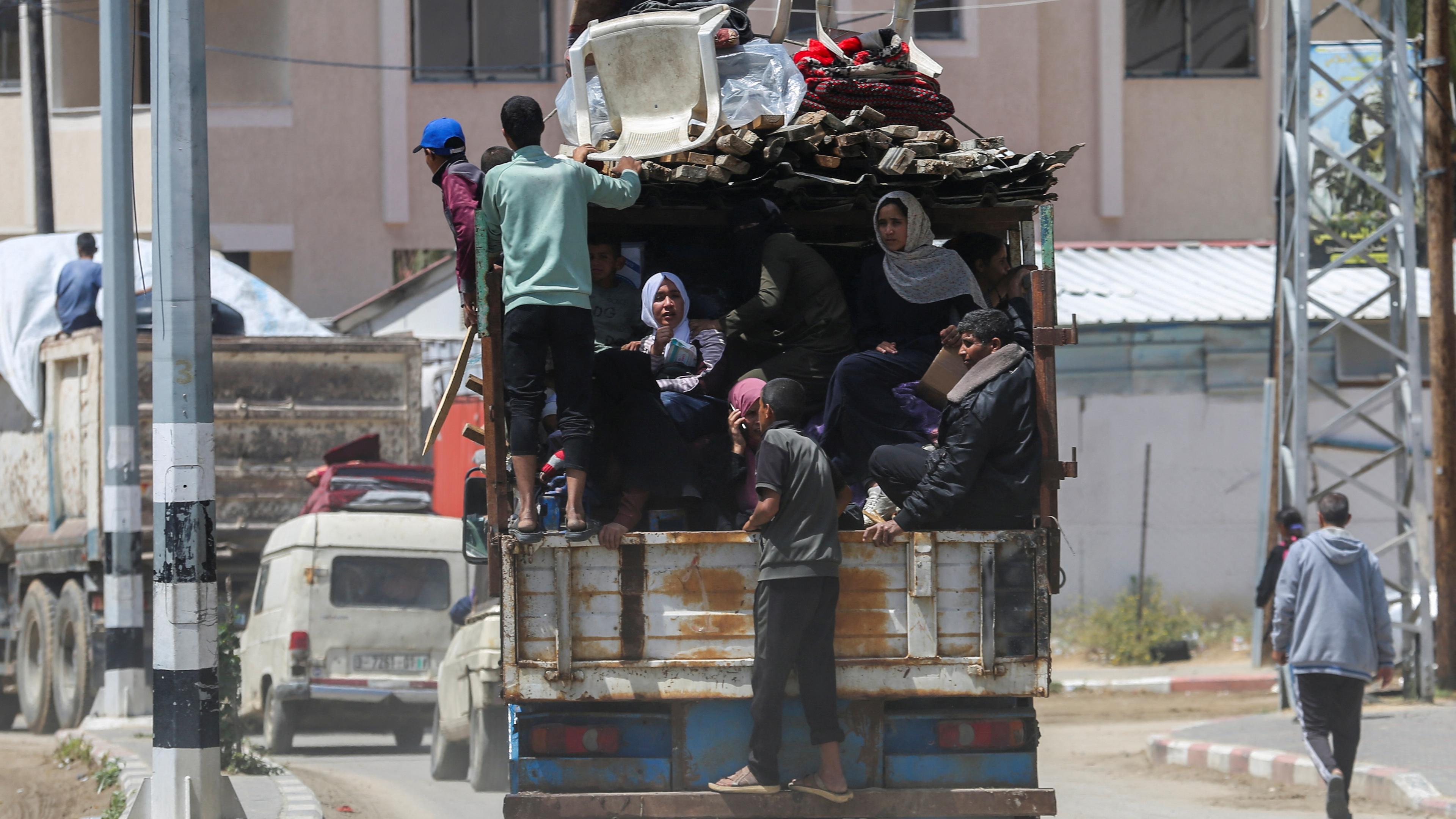 Zivilisten verlassen auf einem Lastwagen Rafah