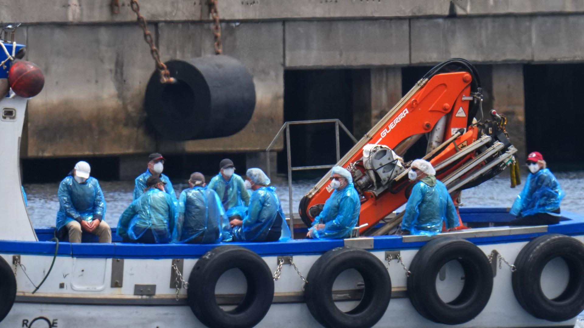 Spanien, Teneriffa: Personen in Schutzbekleidung und mit Masken werden mit einem Boot im Hafen von Granadilla auf Teneriffa von dem vom Hantavirus betroffene Kreuzfahrtschiff MV Hondius ausgeschifft.