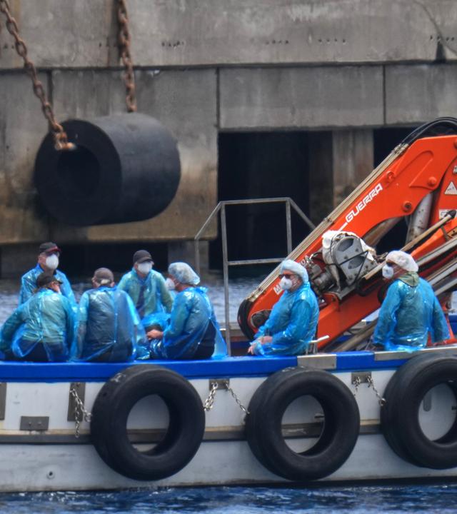 Spanien, Teneriffa: Personen in Schutzbekleidung und mit Masken werden mit einem Boot im Hafen von Granadilla auf Teneriffa von dem vom Hantavirus betroffene Kreuzfahrtschiff MV Hondius ausgeschifft.