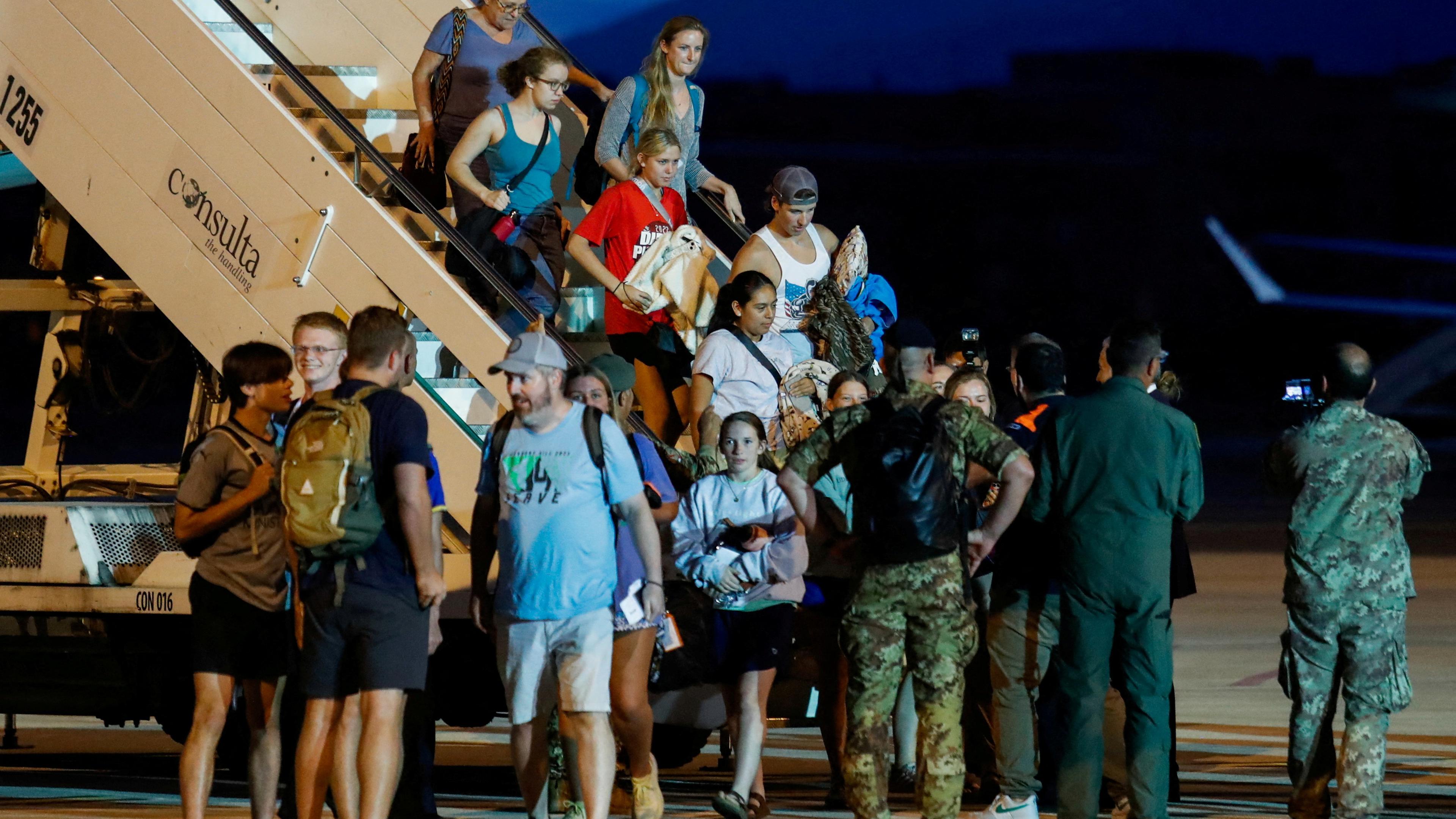 Evakuierte Menschen aus Niger kommen am Flughafen Rom-Ciampino an. 