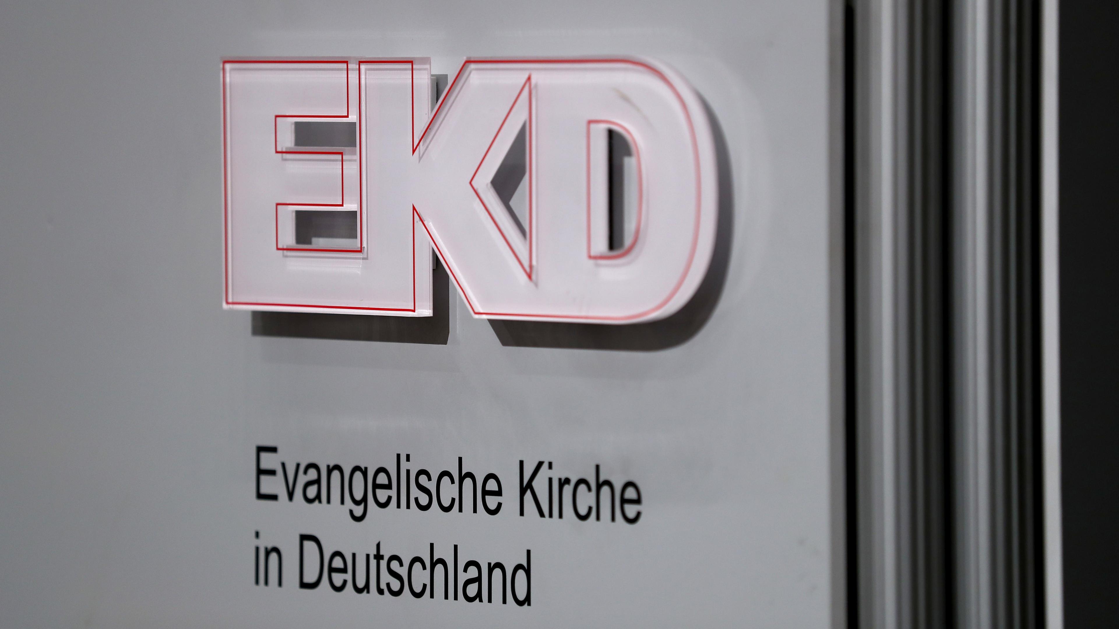 Schild mit Logo und Schriftzug der evangelische Kirche in Deutschland
