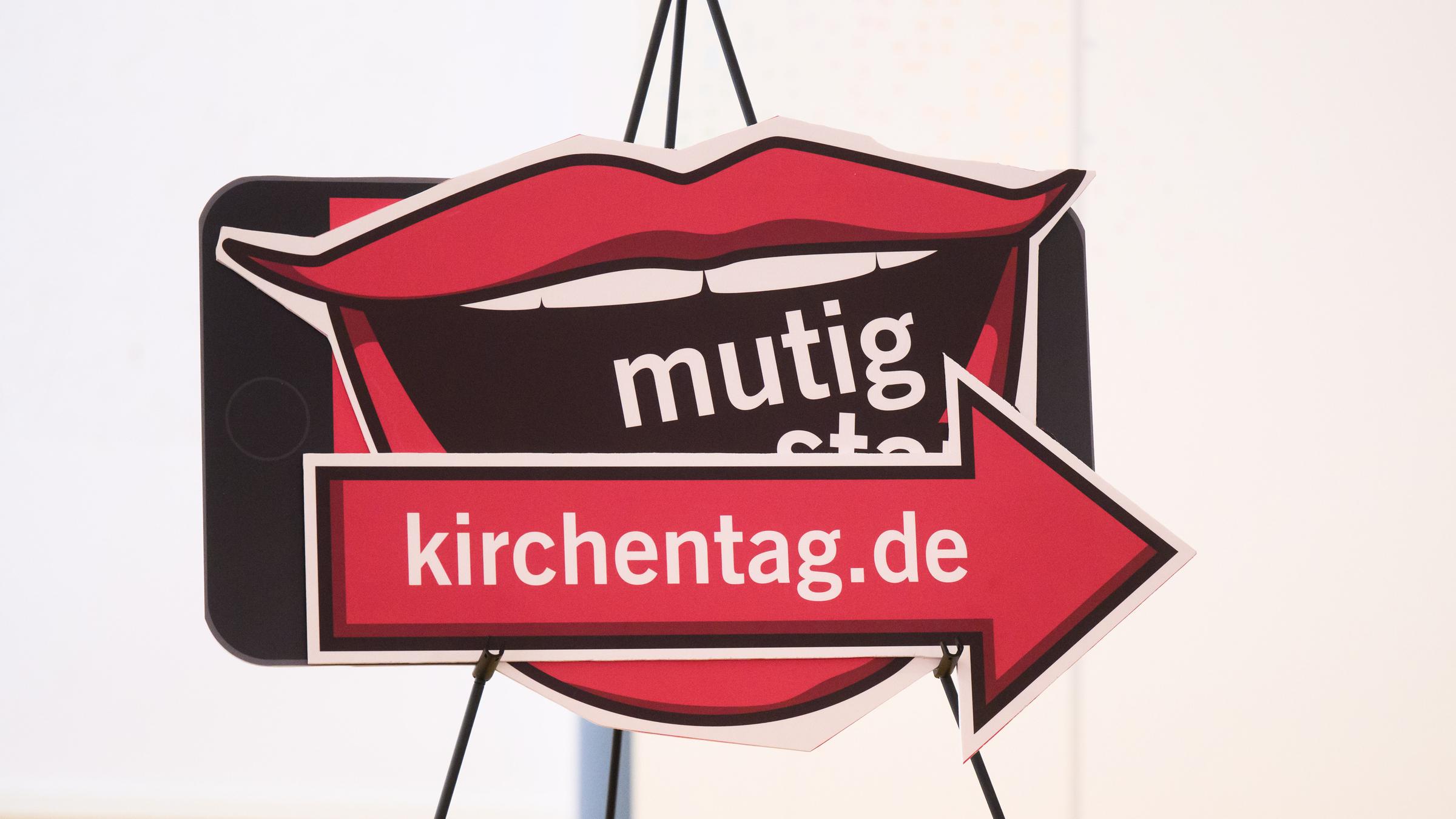 Grafik mit Motto "Mutig" und Pfeil mit der Aufschrift "Kirchentag"