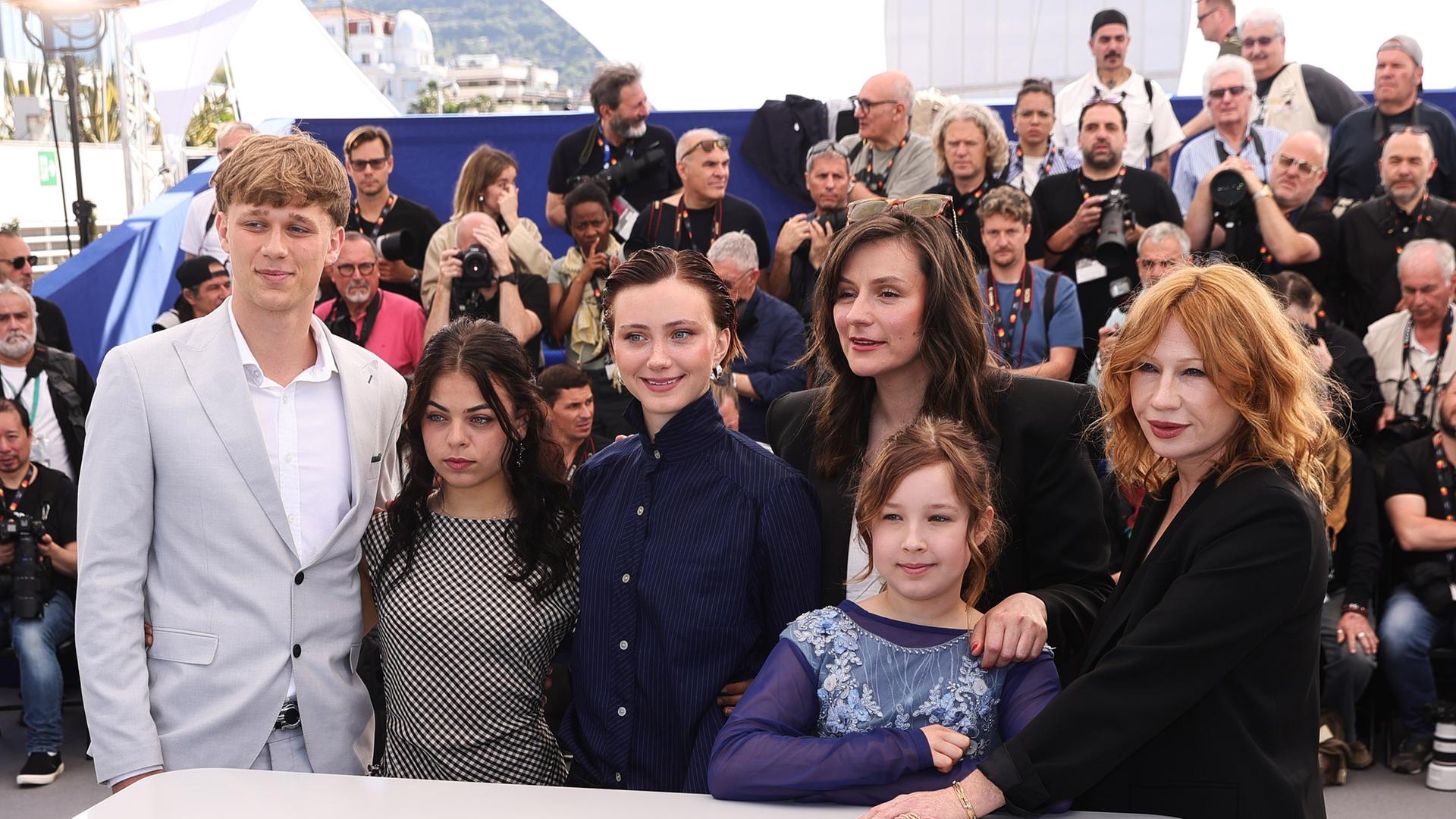 Gruppenfoto der Schauspieler des Films "Everytime" in Cannes mit zwei Frauen drei Mädchen und einem Jugendlichen.