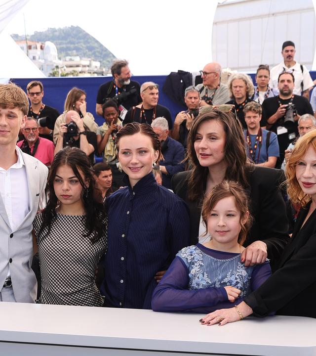 Gruppenfoto der Schauspieler des Films "Everytime" in Cannes mit zwei Frauen drei Mädchen und einem Jugendlichen.