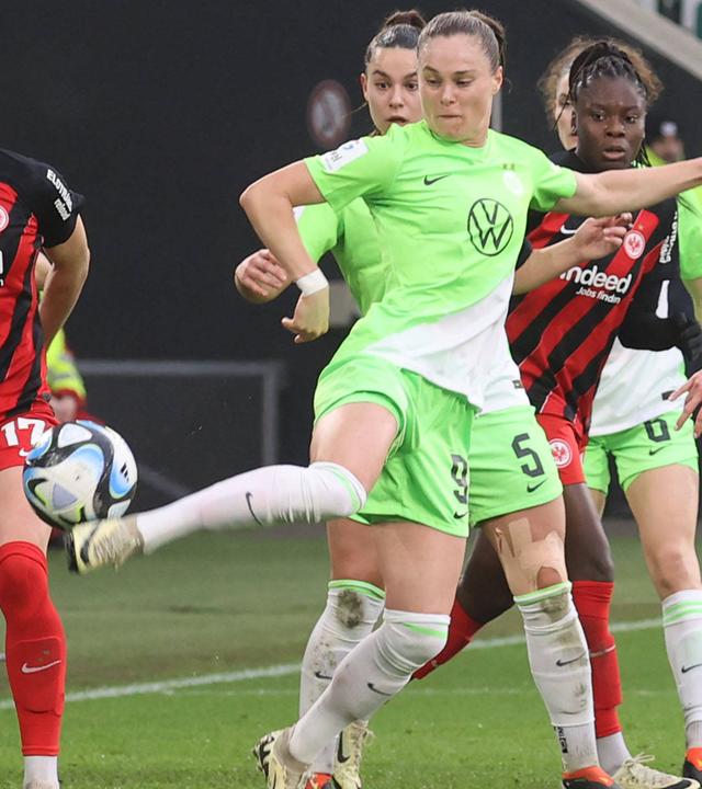Ewa Pajor (VfL Wolfsburg) in Aktion beim Spiel gegen den 1. FC Nürnberg.
